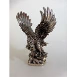 Adler Skulptur, China, Metall versilbert, Skulptur eines Adlers auf Ast, Bodenmarke, h.