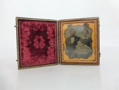 Daguerreotypie, 19.Jh., "Porträt eines Ehepaars mit Säugling", ornamental und floral