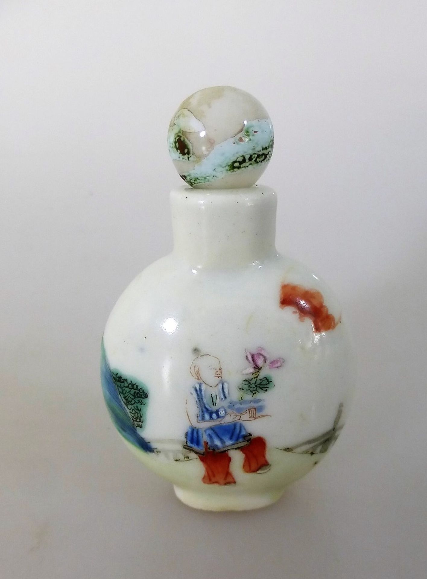 Snuffbottle, China 19.Jh., Porzellan, polychrom bemalt, rote Bodenmarke, Porzellanstöpsel, - Bild 2 aus 3