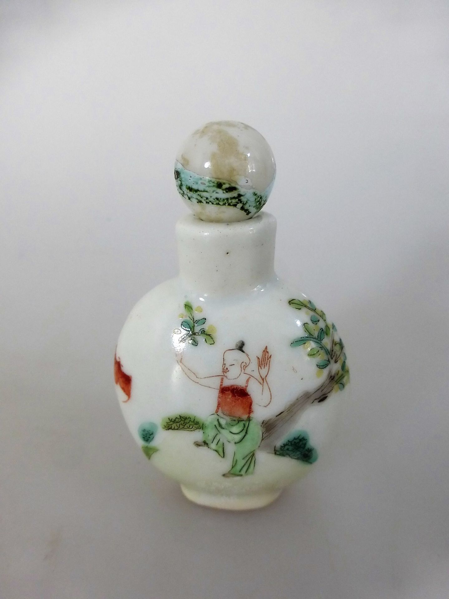 Snuffbottle, China 19.Jh., Porzellan, polychrom bemalt, rote Bodenmarke, Porzellanstöpsel,