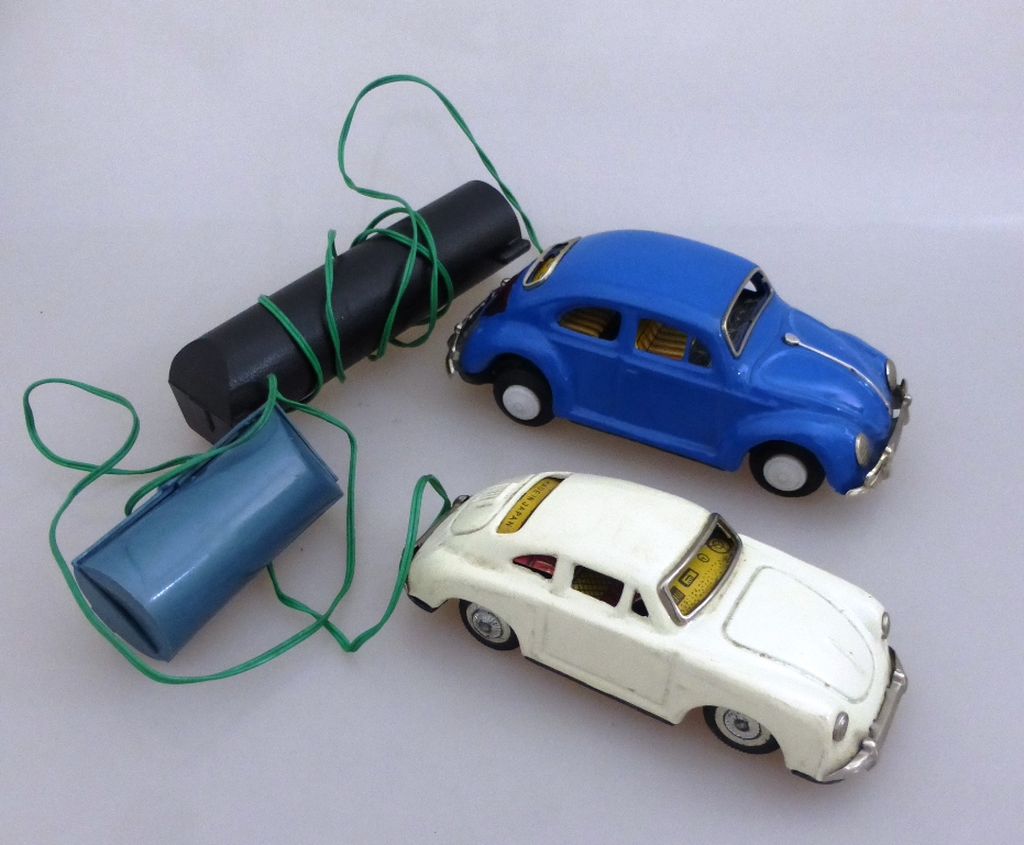 2 Fernlenkwagen, VW Käfer - Made in Japan KO (l. 16cm), Porsche (l. 14cm), Blech, min.