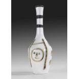 Pablo Picasso 1881 Malaga - 1973 Mougins Engraved bottle. 1954 . Keramik. Ton, weißer Scherben mit