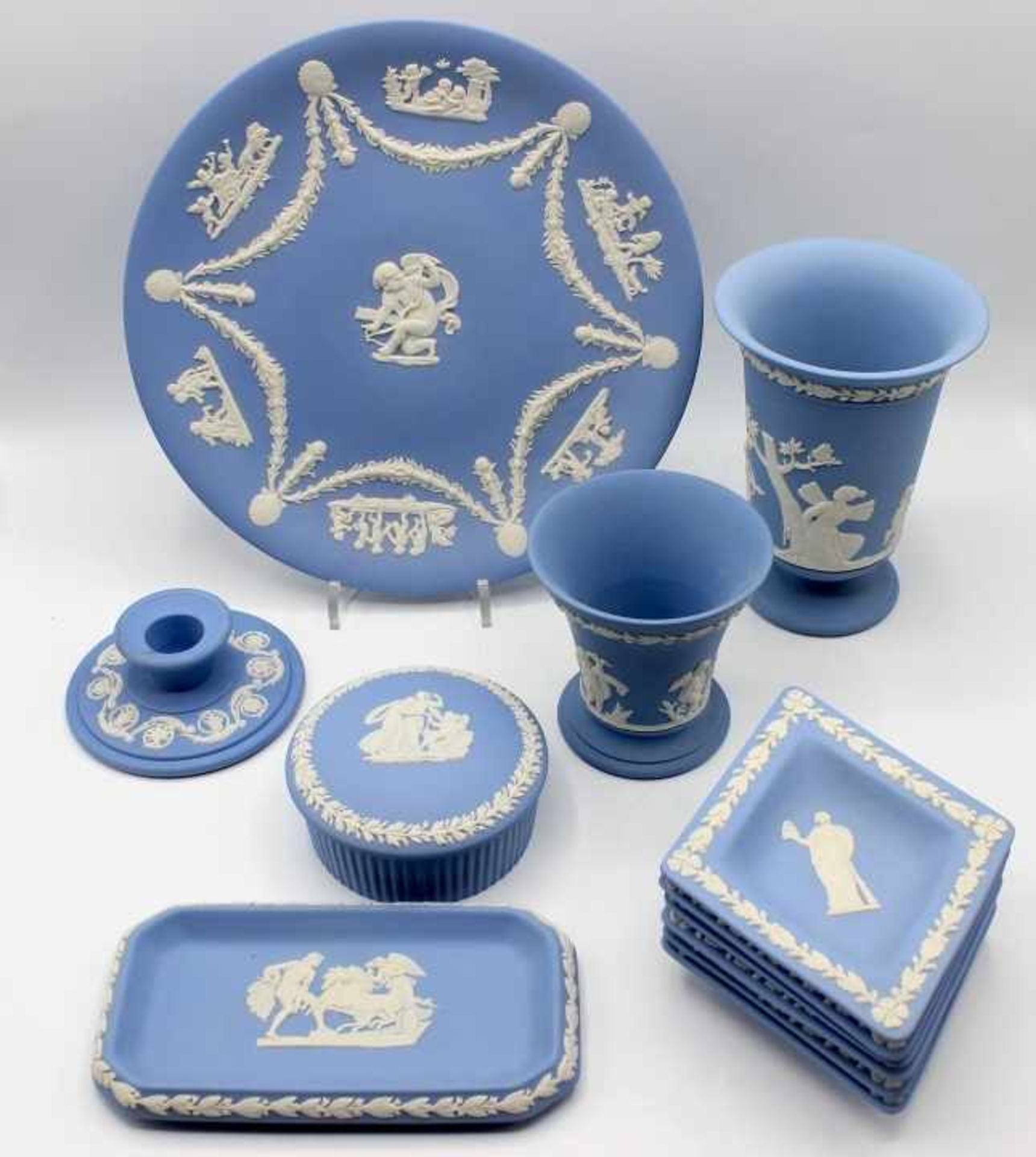 Lot - Marke Wedgwood England blue Jasperware, gemarkt, reliefierter antikisierender Figurenfries,