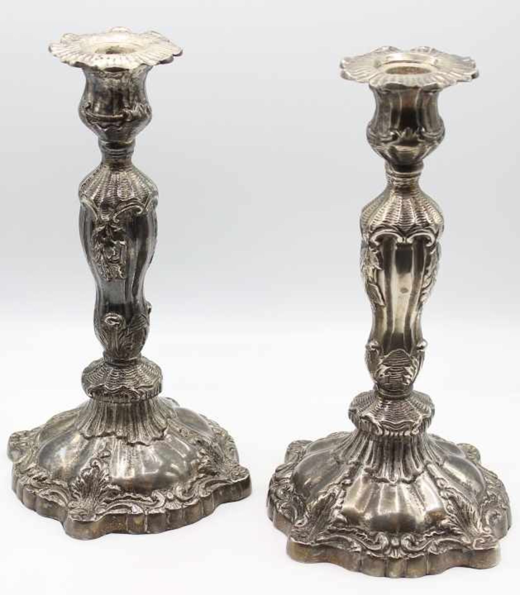 Paar Kerzenleuchter - 19./20.Jahrhundert barocke Form, versilbert, verziert mit Rocaillen und