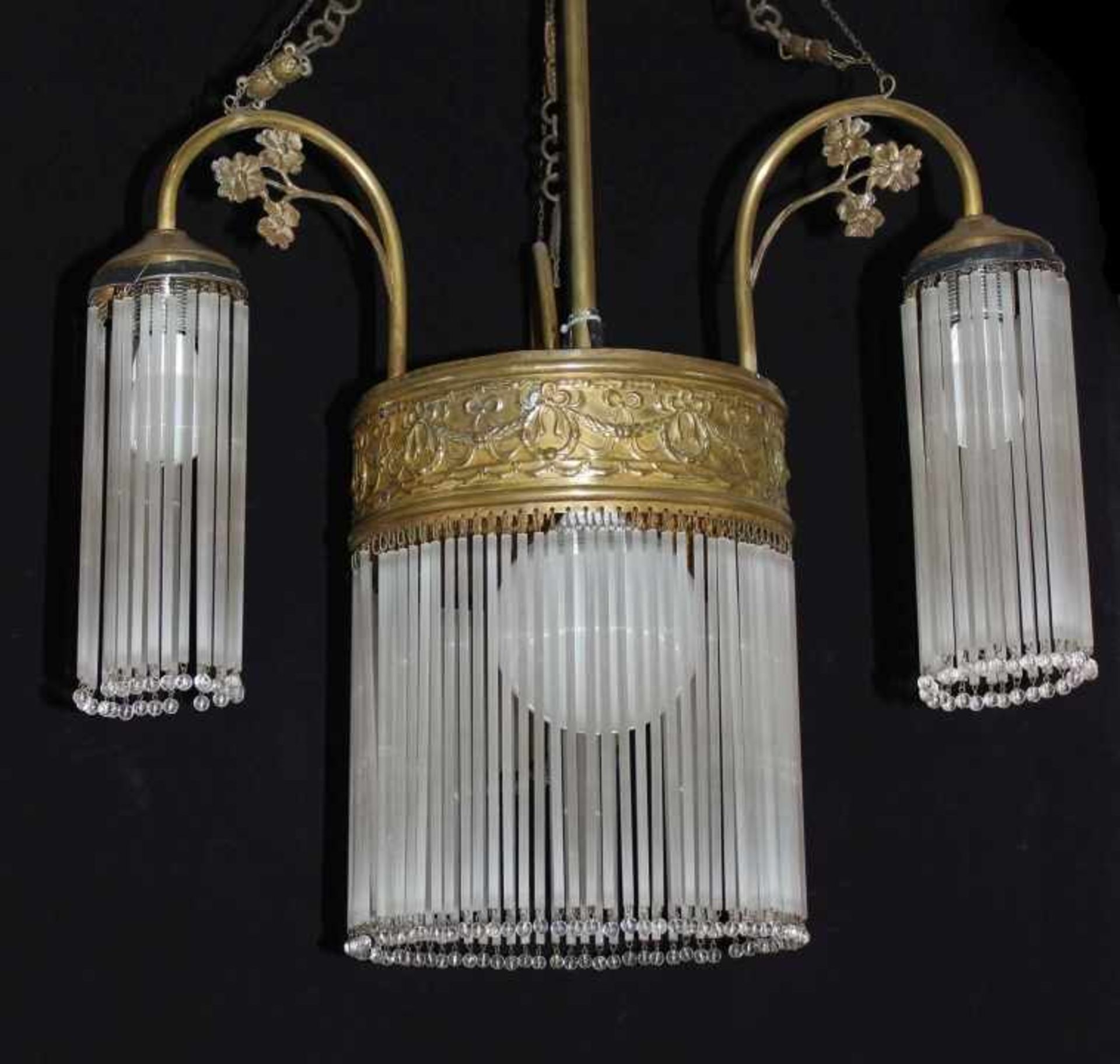 Deckenlampe im Jugendstil - wohl deutsch nach 1910 floral geprägtes Messingblech, verziert mit