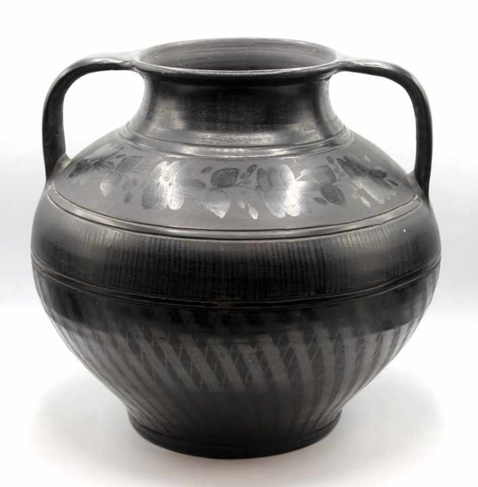 Henkelvase im antiken Stil Keramik, schwarz, umlaufend verziert mit Rauten- und Blattdekor,