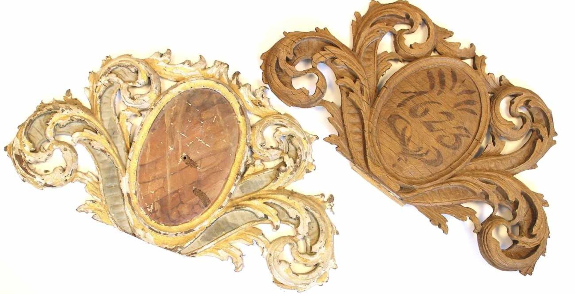 Paar Appliken - Barock 17.Jahrhundert Holz geschnitzt, rundes Medaillon flankiert von Blattwerk, 1