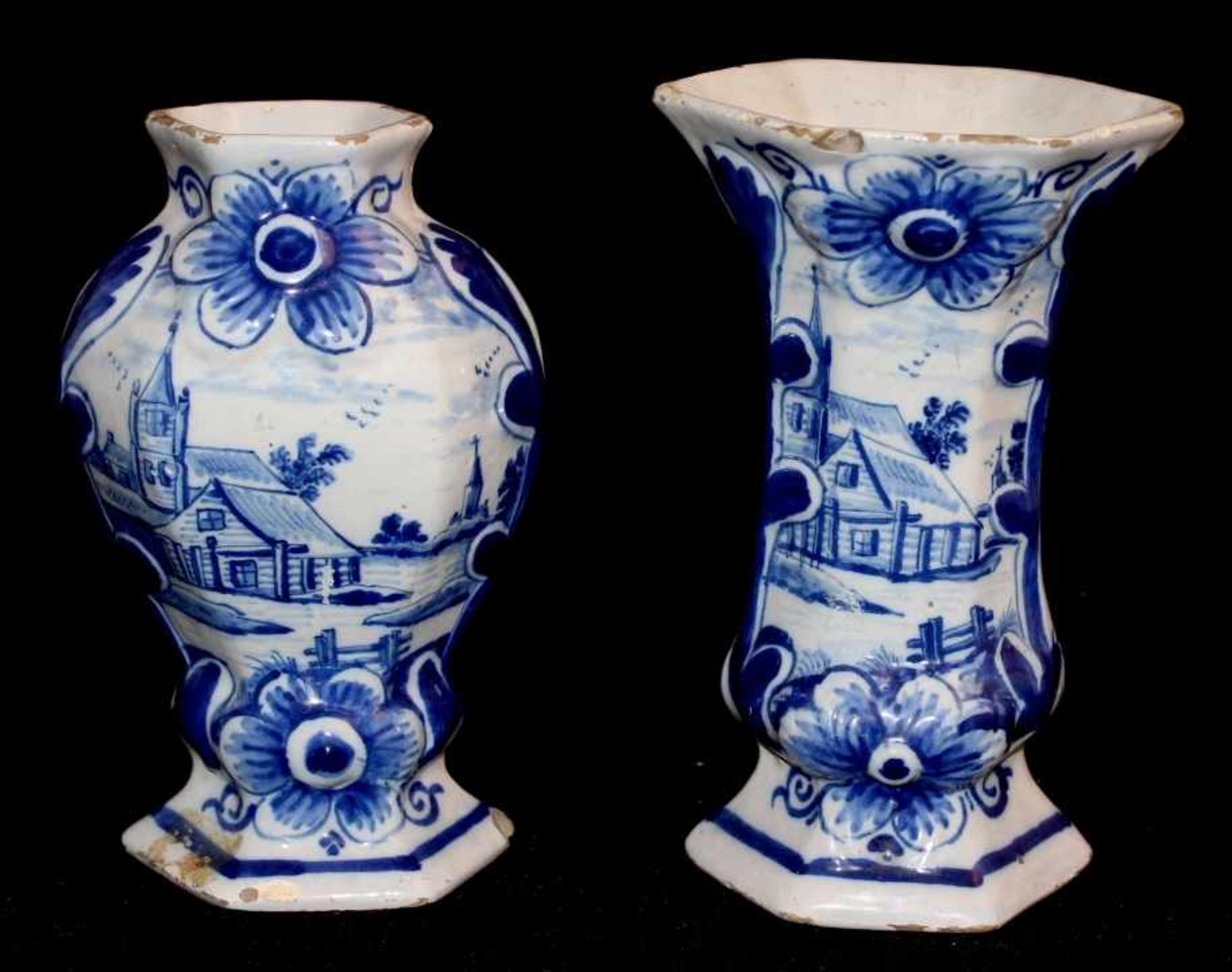 Paar Vasen - Delft um 1800 Fayence glasiert und blau staffiert, Marke B:P: (De vergulde Blompot