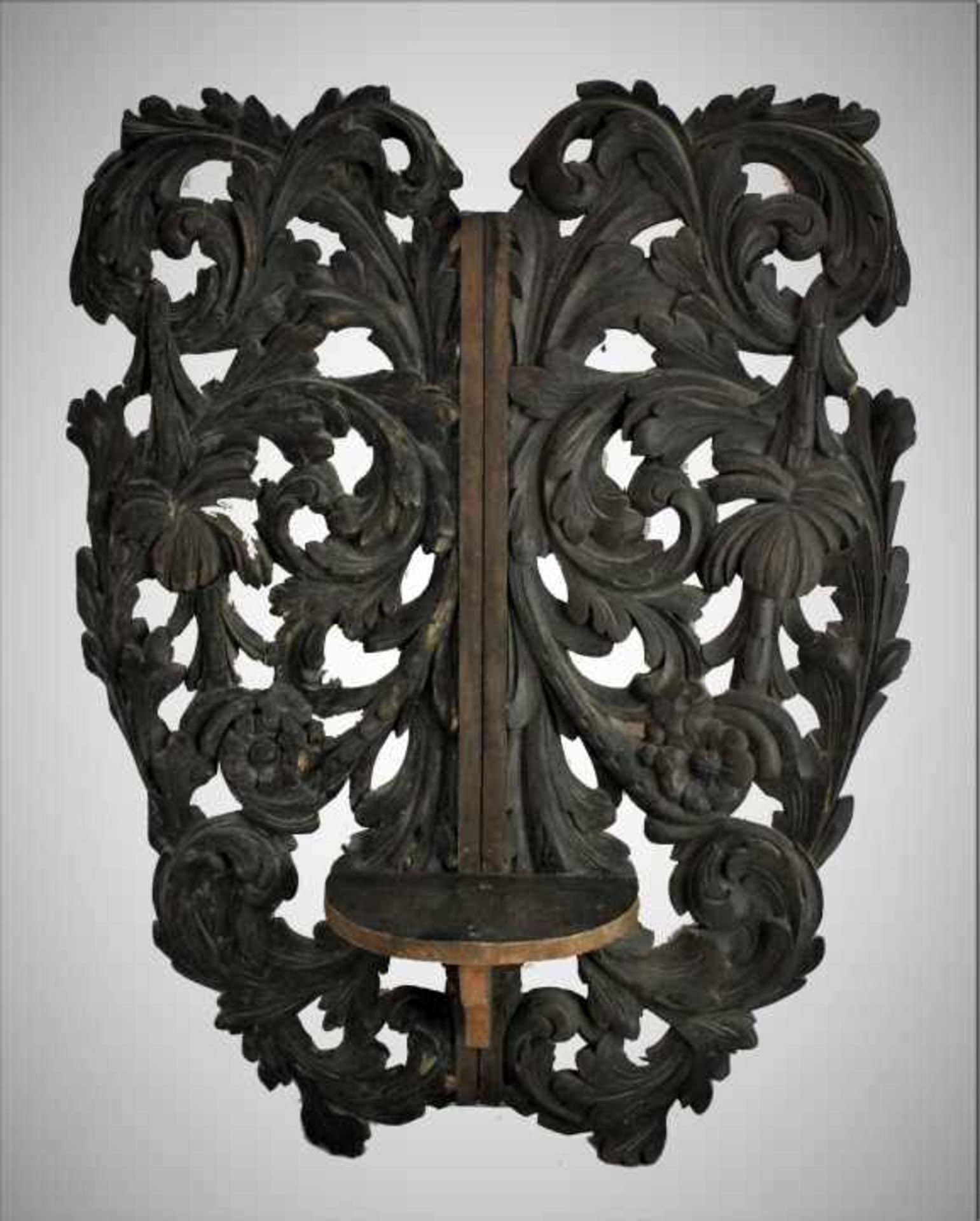 Konsole - wohl deutsch um 1900 Holz geschnitzt, reich verziert mit Blüten- und Blattwerk,