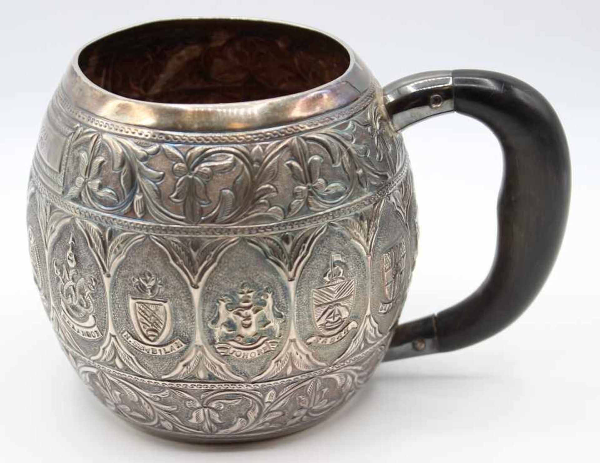 Silb. Henkelkrug - Malaysia 20.Jahrhundert Silber (geprüft), umlaufend dekoriert mit Symbolen von 14