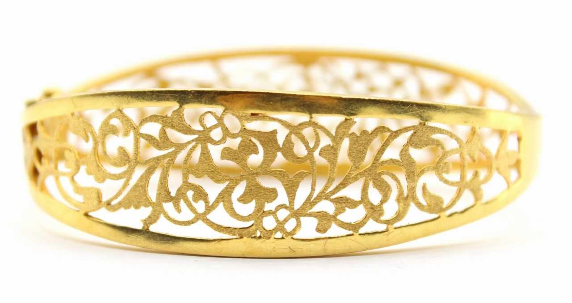 Goldener Armreif - Gelbgold 18 K durchbrochenes florales Dekor, Steckverschluß mit