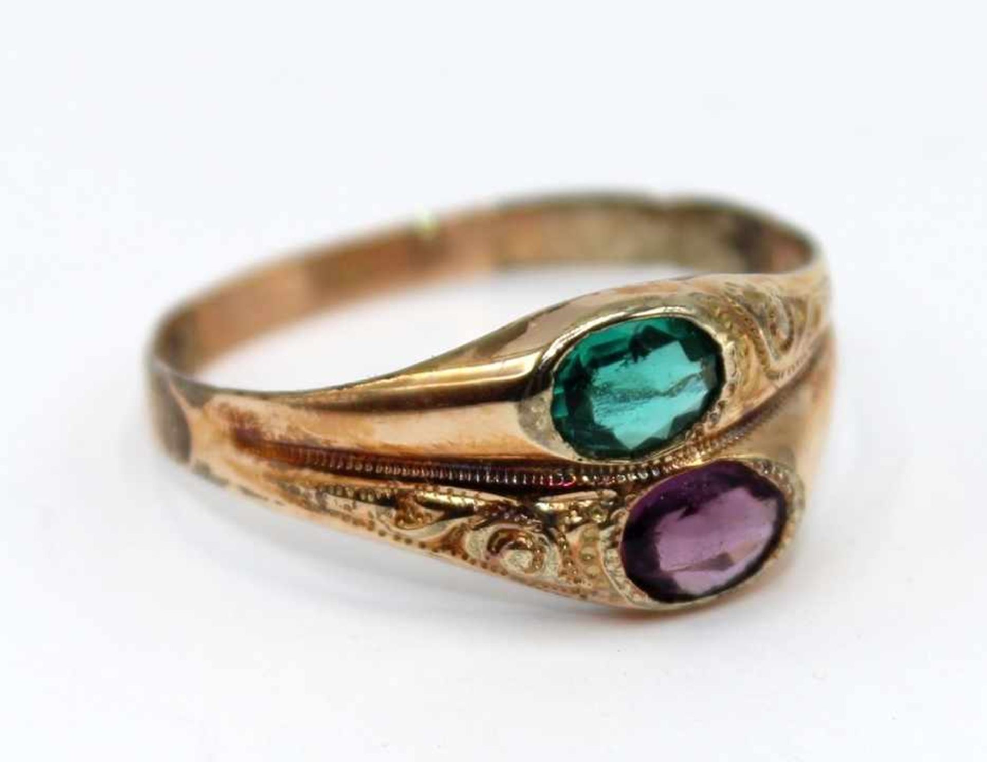 Goldener Ring - Rosegold 14 K doppelte Schiene im Verlauf, ovaler Smaragd und Amethyst ausgefasst,