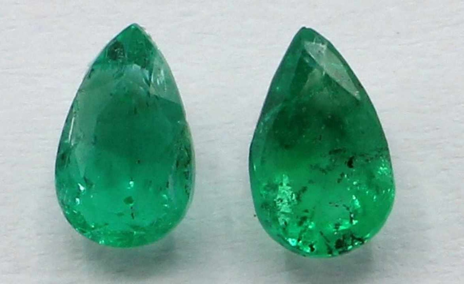 Lose Edelsteine - Paar Smaragde zus. 0,49 ct., Maße ca. 5 - 3 mm, Tropfen facettiert,