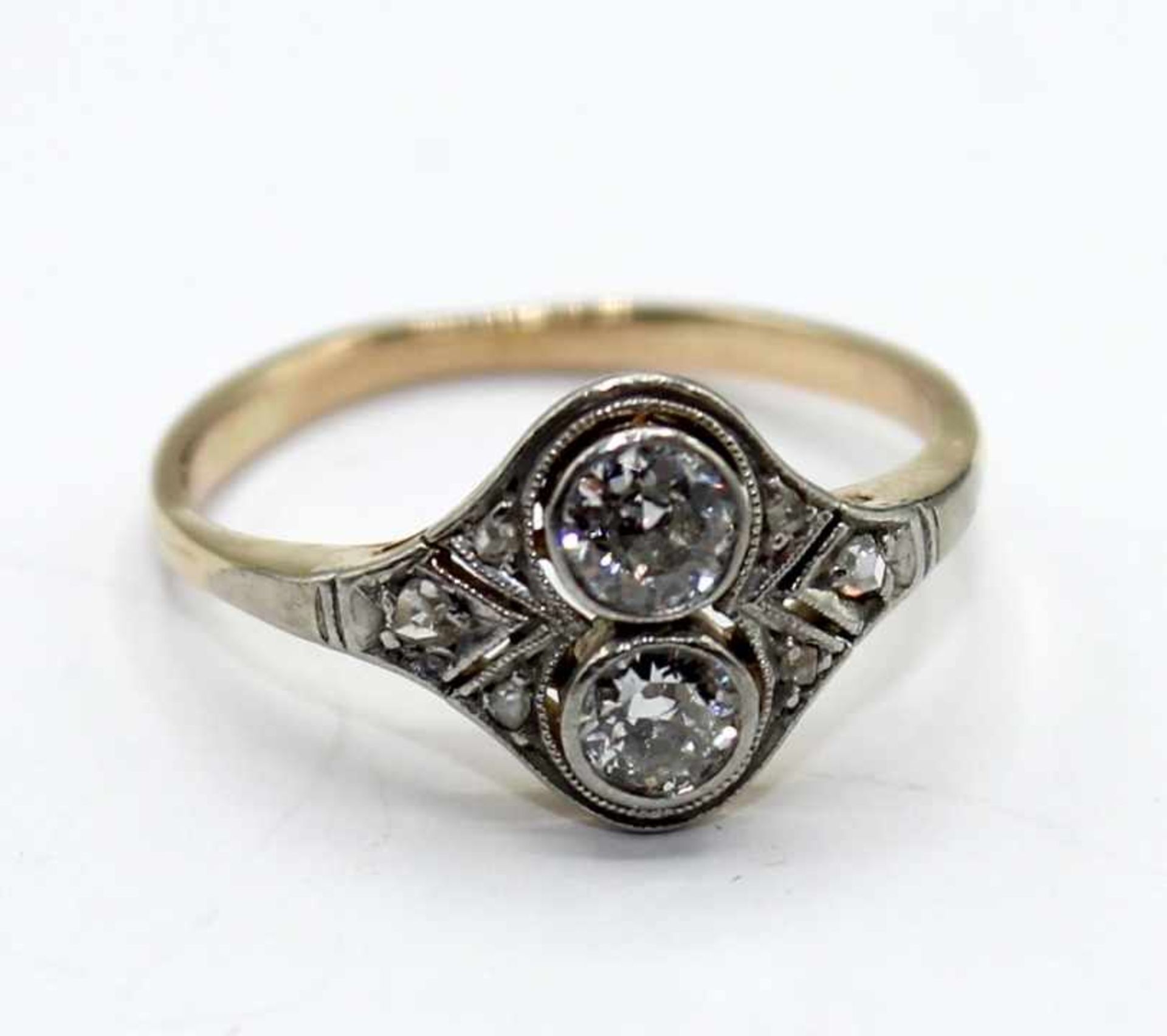 Art Deko Ring - Ringschiene in GG 14 K mit 2 Altschliffbrillanten (ca. 0,4 ct.) und 6 kl.