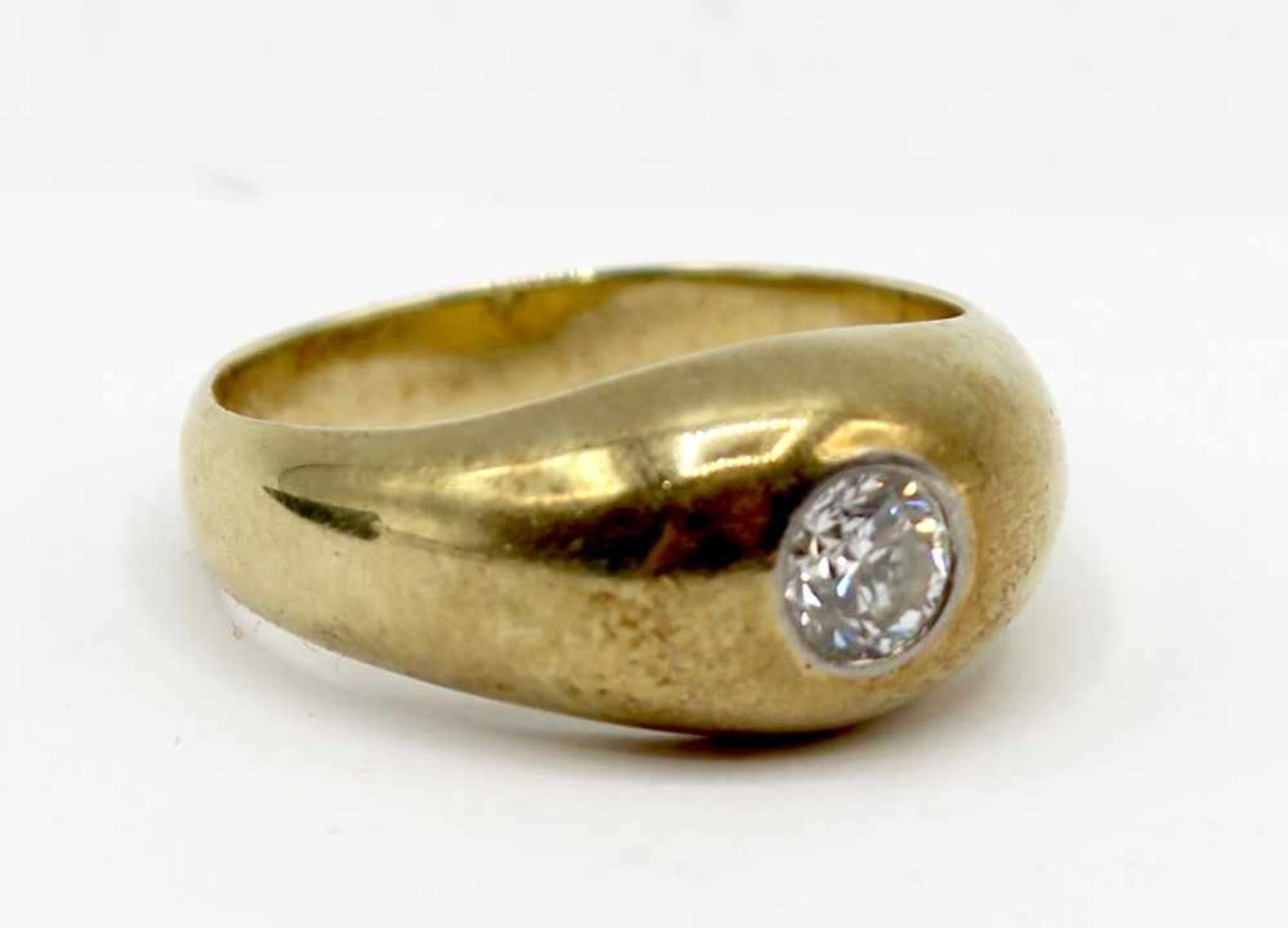 Goldener Brillantring - Gelbgold gest. 585 mit Solitär (W/0,35 ct.), Ringschiene im Verlauf,