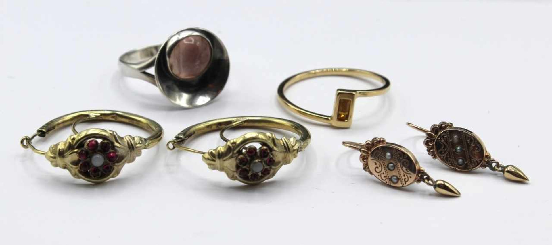 Lot Schmuck teilw. Silber und Silber vergoldet, mit div. Steinbesatz, bestehend aus: Paar antike