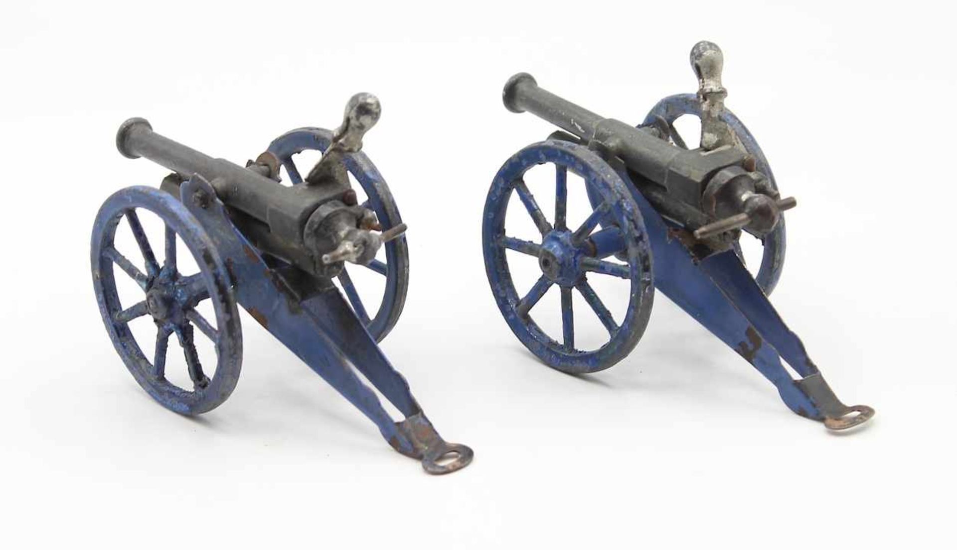 Lot Spielzeug Ritterburg, Holz gefaßt Maße ca. 40x35x40 cm, anbei Paar Kanonen, Gußeisen, mit