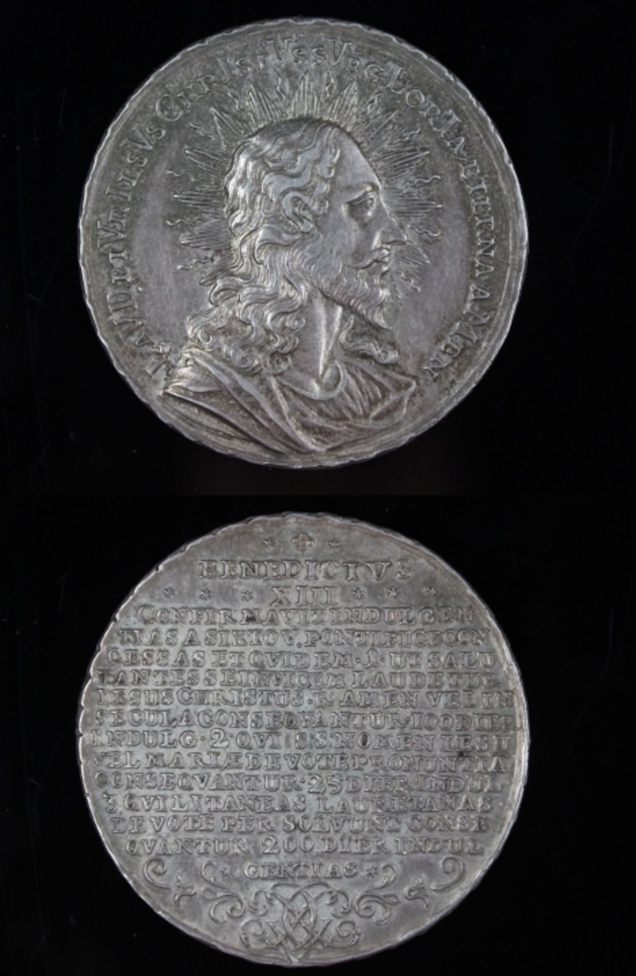 Ablass-Medaille von 1728 Vatikan Rom, Benedikt XIII, Vs: Christus Brustbild im Strahlenkranz, Kopf
