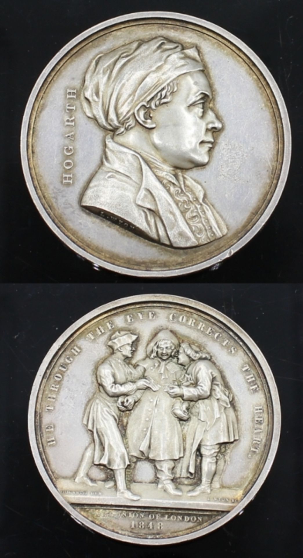 Große Silbermedaille von 1848 Wilhelm Hogarth, Brustbild Medailleur L.C.Wyon, Rs: Darstellung dreier