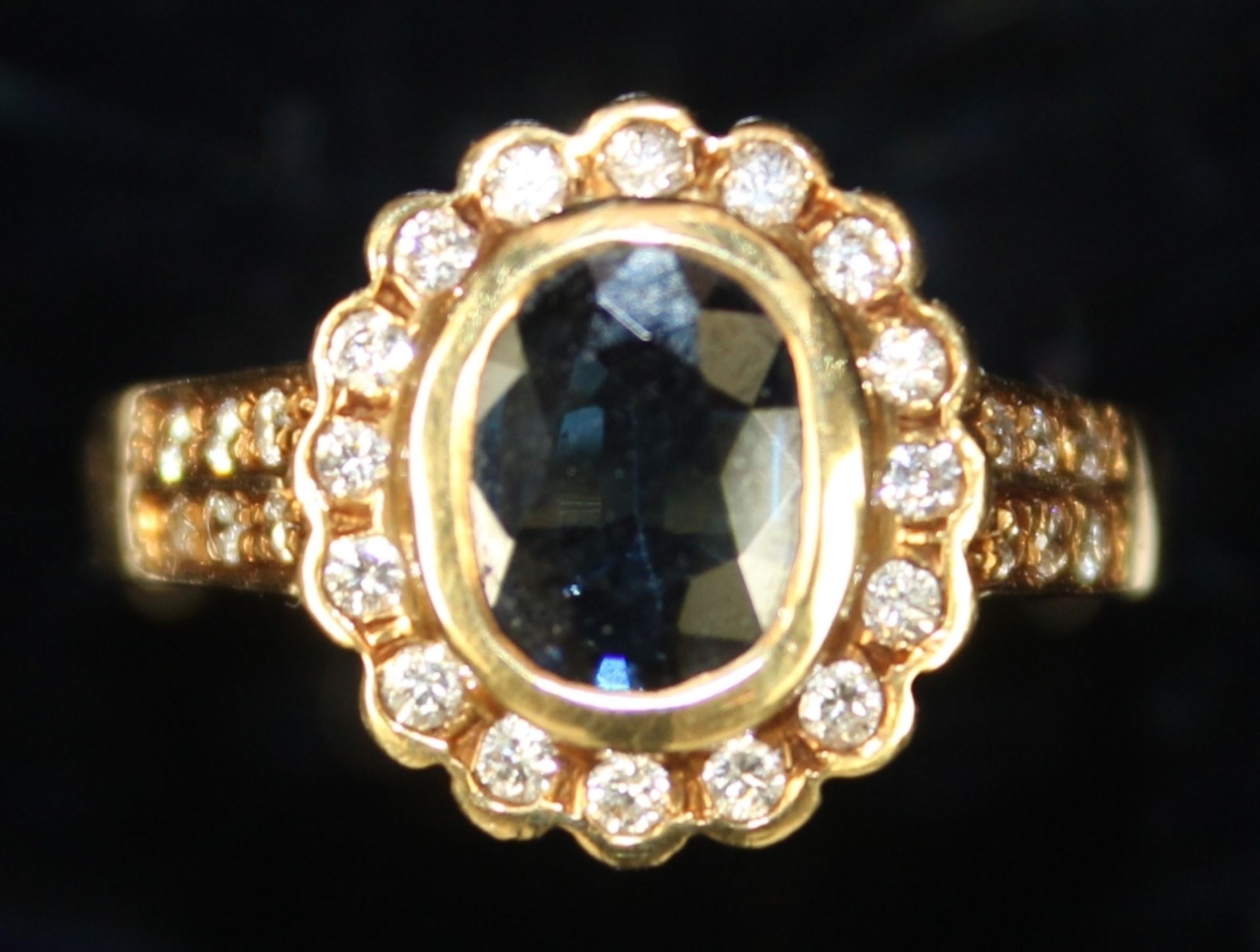 Goldener Brillantring - Gelbgold 750 mit ovalem Centersaphir (1,3 ct.), Brillantkranz und