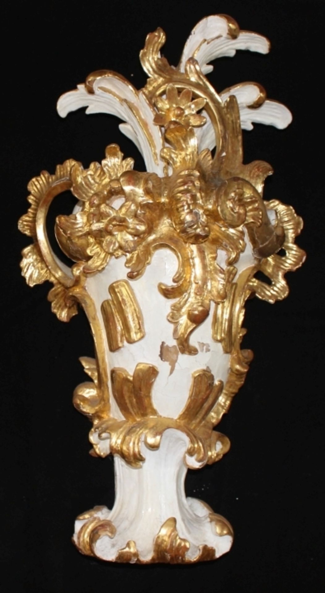 Aufsatzvase - Barock 18.Jahrhundert Holz 3/4 plastisch geschnitzt, gefaßt in weiß und gold, verziert