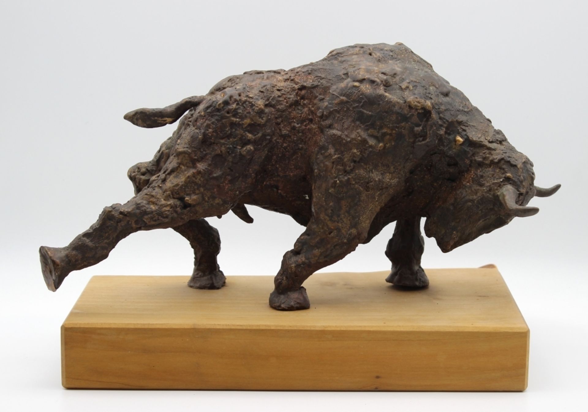 Skulptur - Johannes Rieser (1963 Schwaz / Tirol) "Stier rauh", Bronze, Holzsockel signiert und