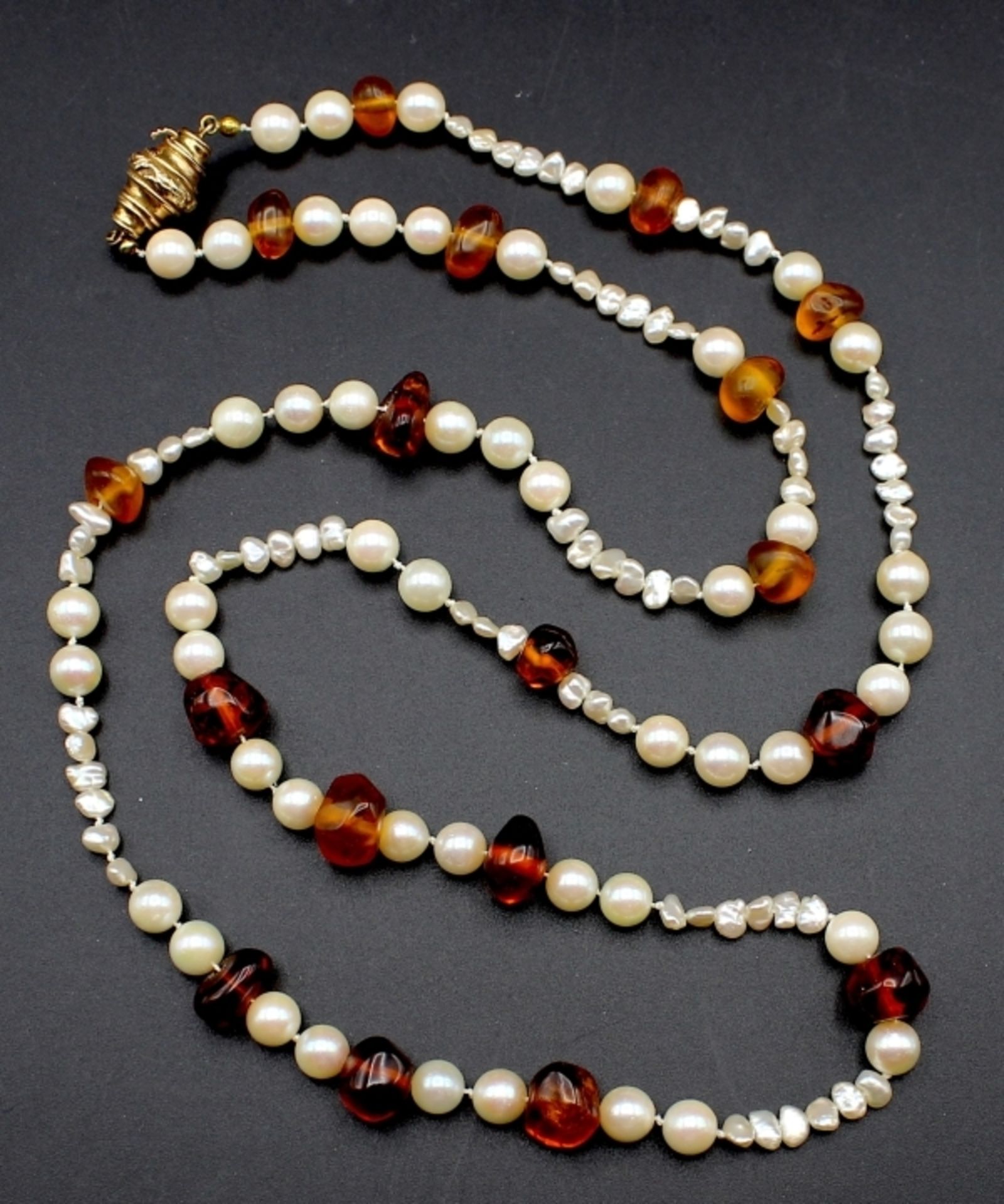 Perlenkette mit Zuchtperlen d.= 7,8 mm, Bernstein und kl. Biwa Perlen, Steckverschluß als