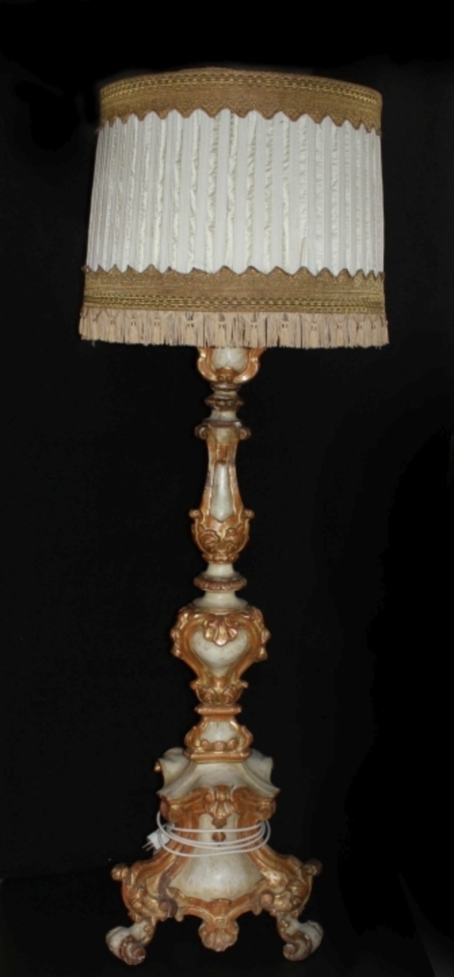 Großer Leuchter - 18.Jahrhundert Holz geschnitzt, gefaßt und teilweise vergoldet, verziert mit