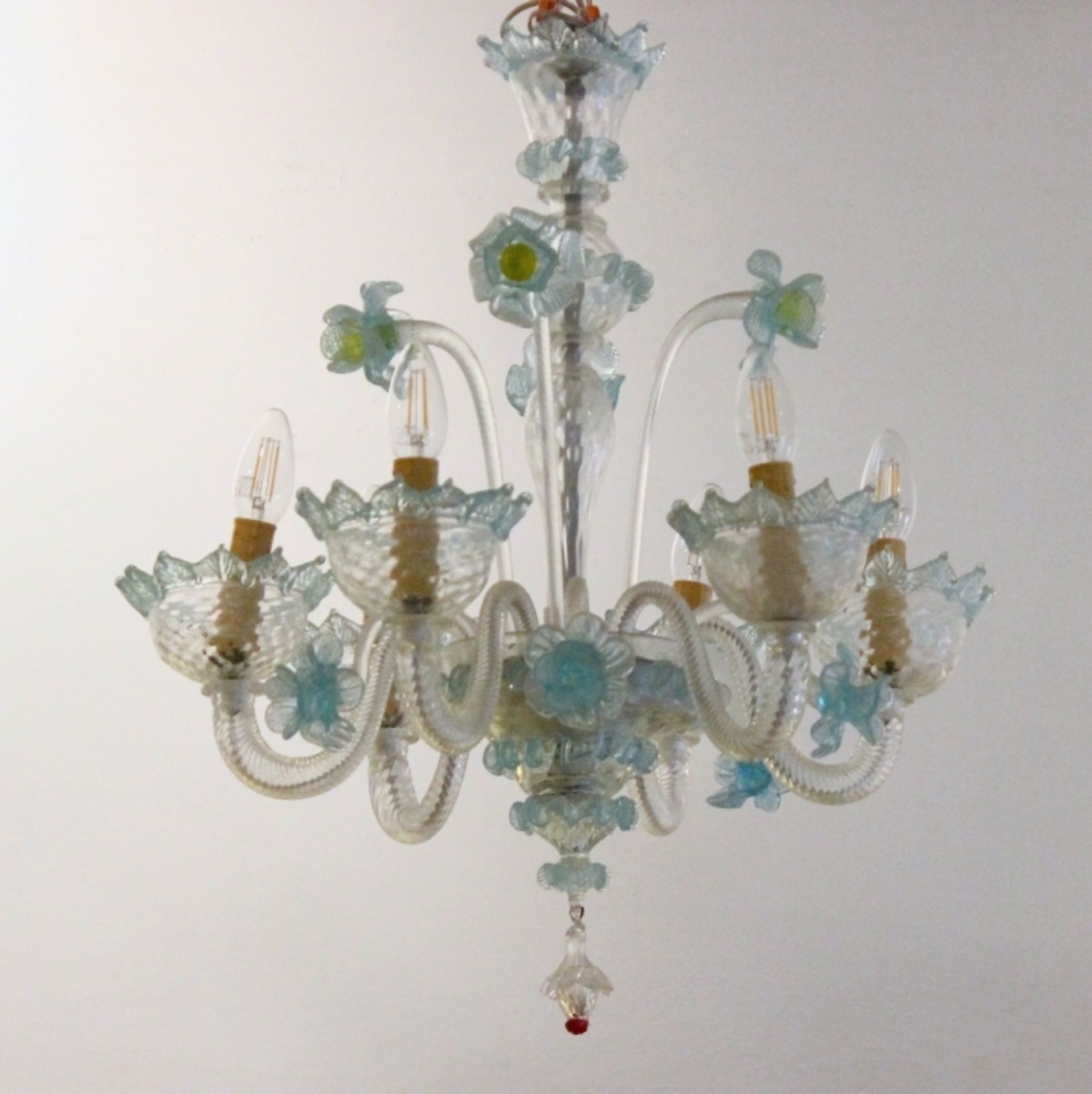 Lampe im klassischen venezianischen Stil farbloses Glas, Blüten in Blau/Gelb, Teile fehlen, Höhe