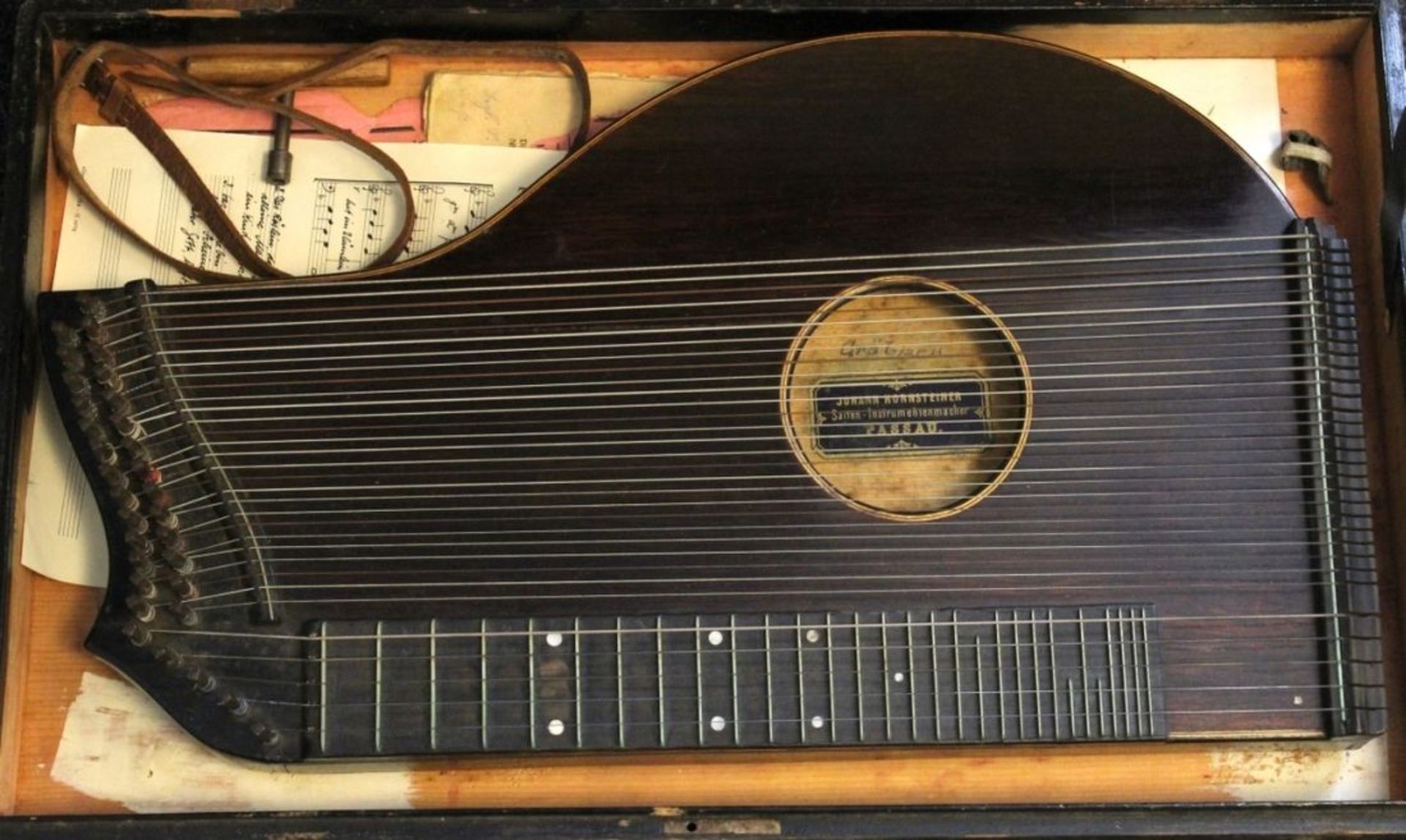 Antike Zither - Marke Johann Hornsteiner Saiten- Instrumentenmacher in Passau, im Kasten mit