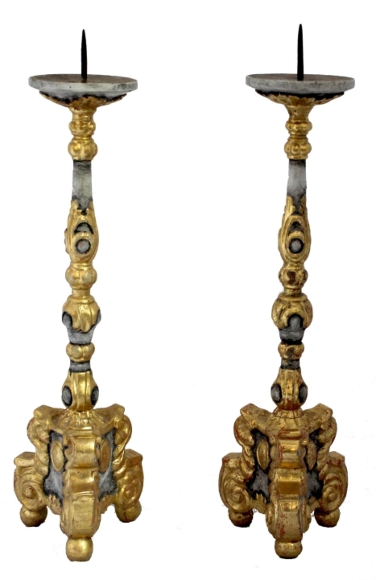 Paar Kerzenleuchter im Barockstil Holz geschnitzt, gefaßt und vergoldet, 1-armig, verziert mit