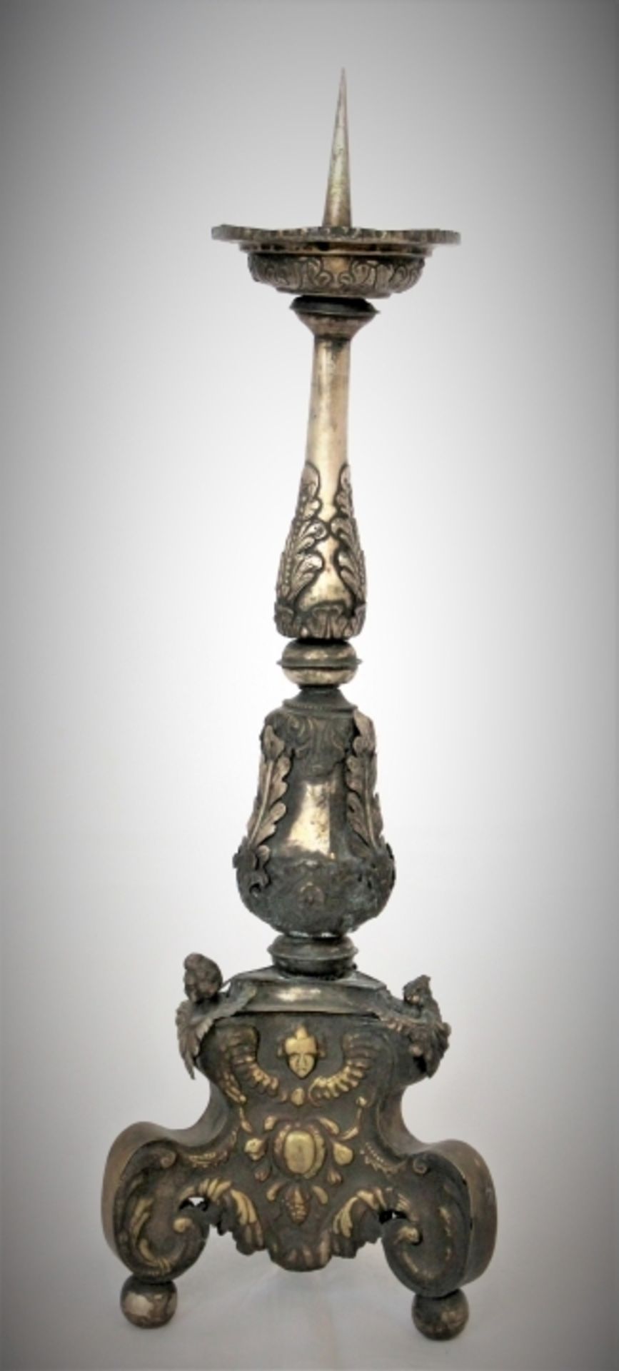 Kerzenleuchter - wohl deutsch um 1800 Messing versilbert, reich verziert mit Puttoköpfen und