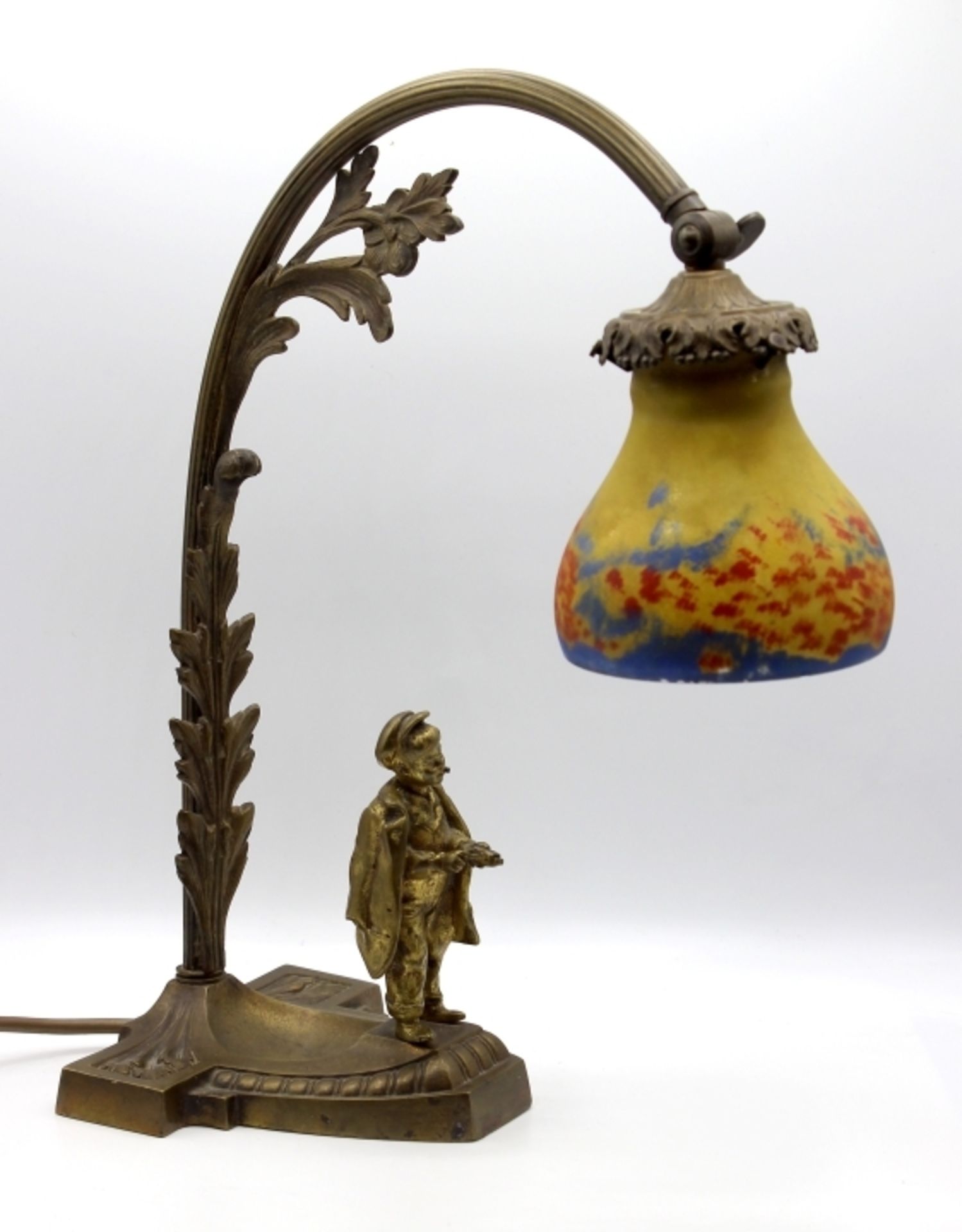 Tischlampe - wohl Frankreich Bronzefuß verziert mit plastischer Figur, "Knabe mit Streichhölzern und