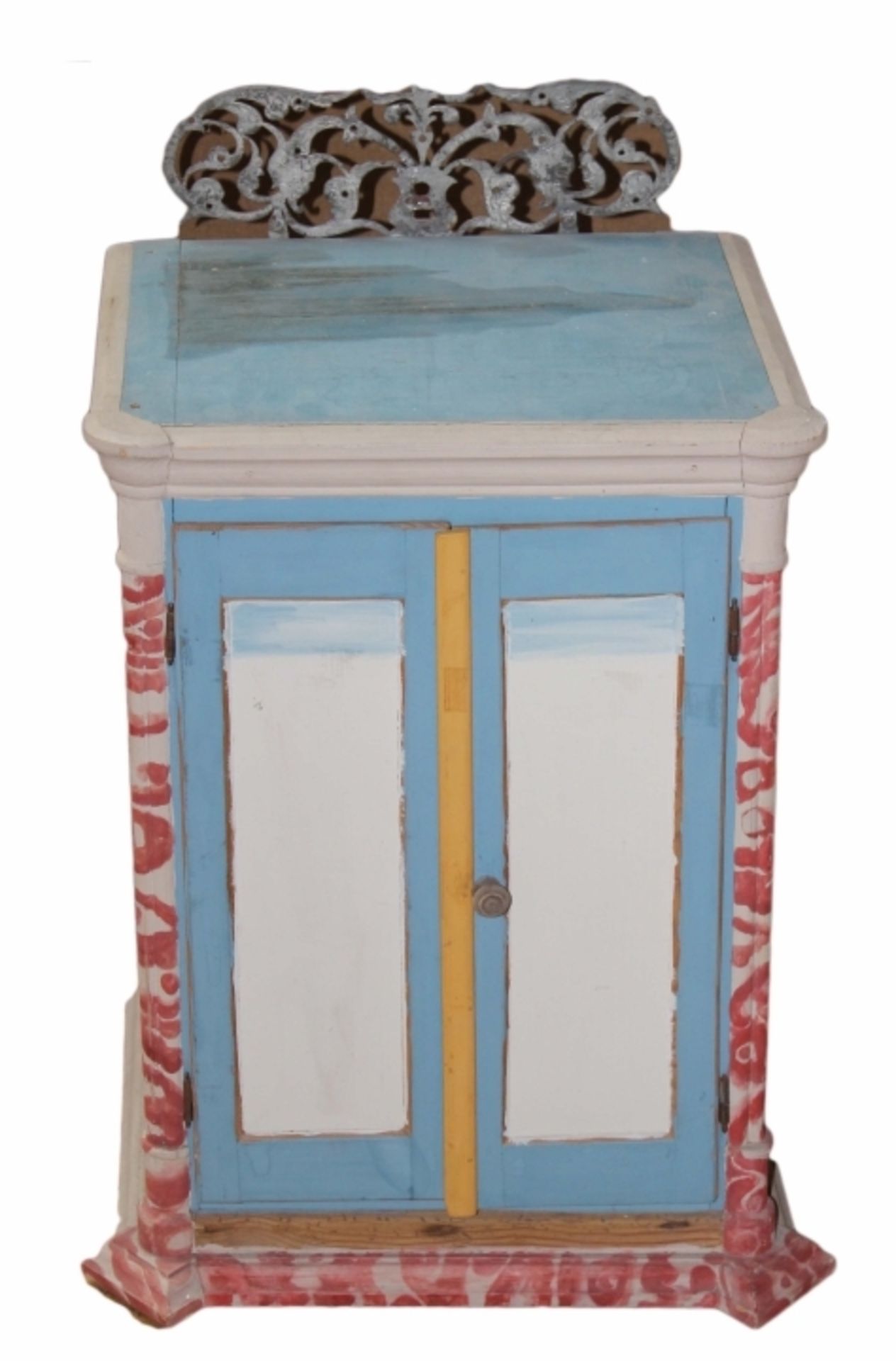 Kleines Wandschränkchen Nadelholzkorpus, farbig gefasst, seitl. 3 marmorierte, passige Halbsäulen,