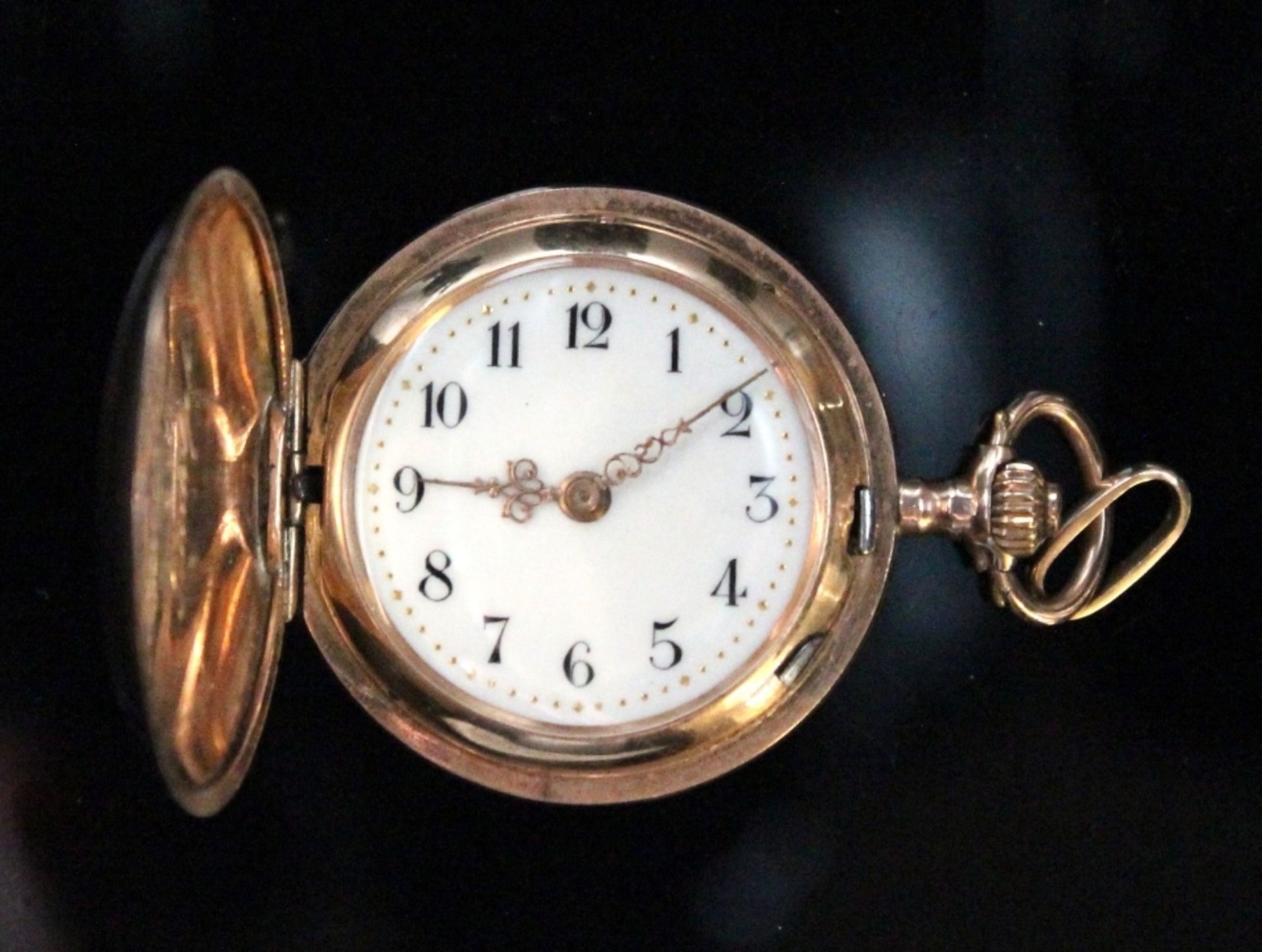 Goldene Damenhängeuhr mit Sprungdeckel um 1900 Rehbockmarke mit Wappen, guillochiertes Gehäuse und 3