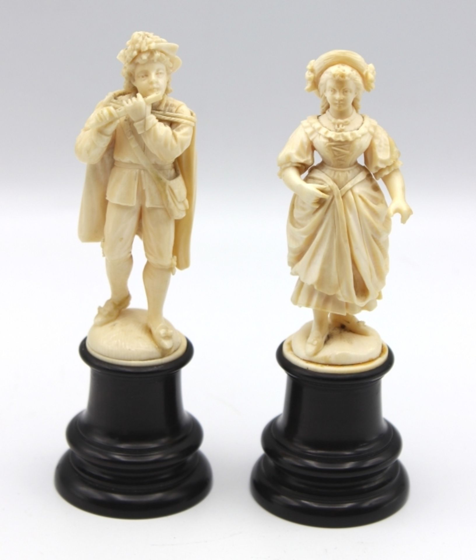 Paar Figuren - 19.Jahrhundert "Flötenspieler und Magd", Bein geschnitzt, schwarzes Holzpodest,
