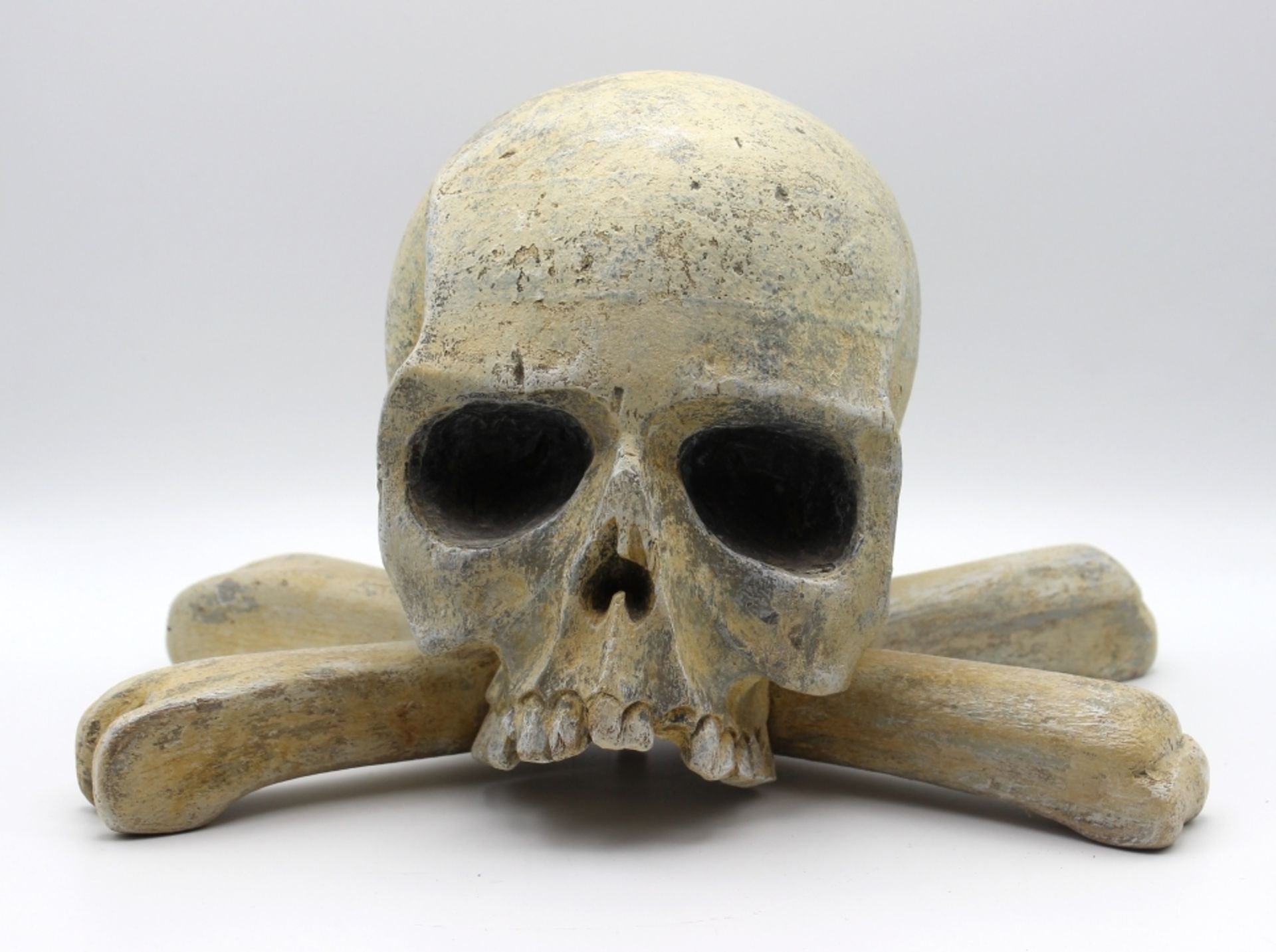 Memento Mori - wohl süddeutsch 18./19. Jahrhundert Totenkopf mit gekreuzten Knochen, Holz geschnitzt