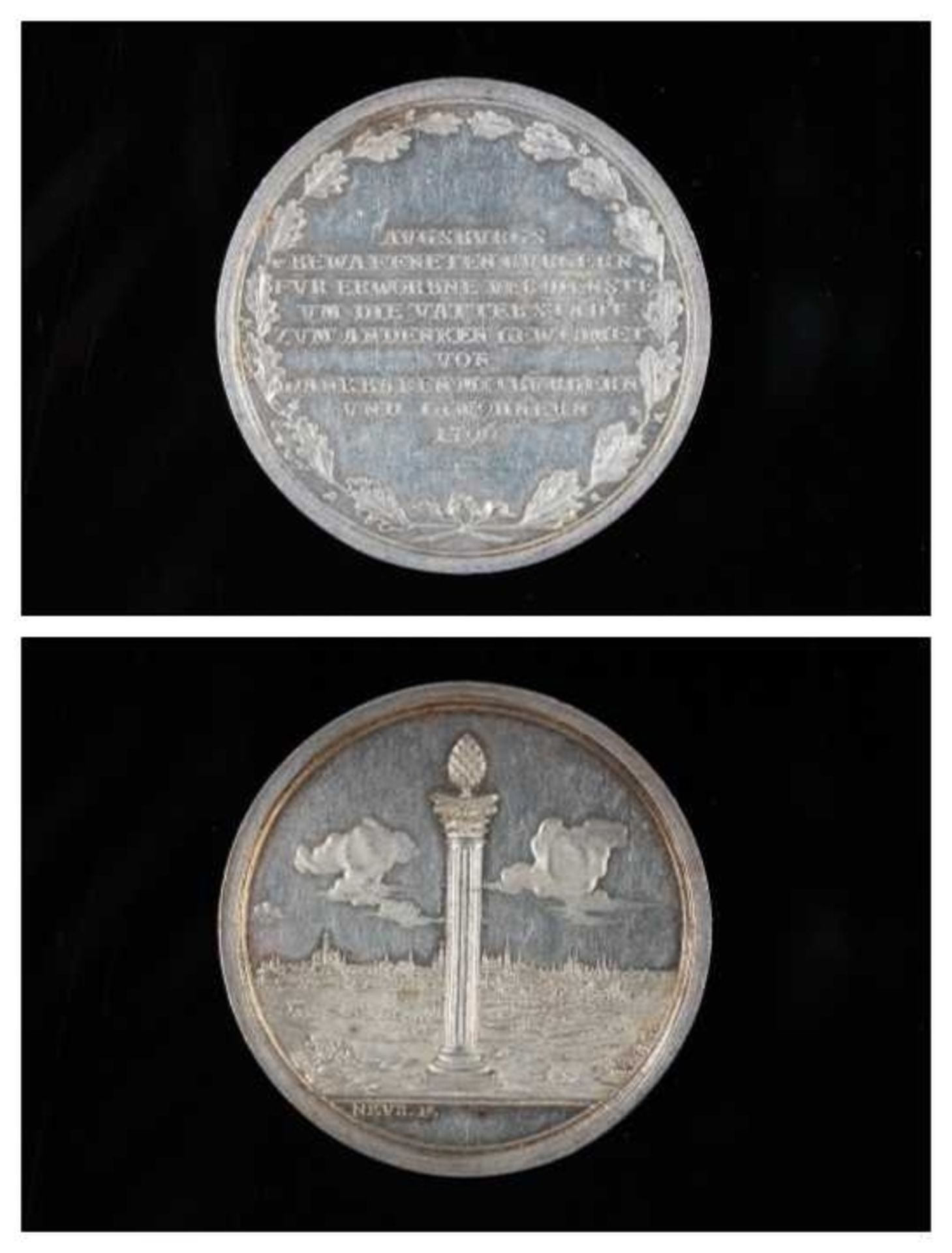 Silb. Verdienstmedaille Augsburg 1796, Säule mit Pinienzapfen, darunter Stadtsilhouette für