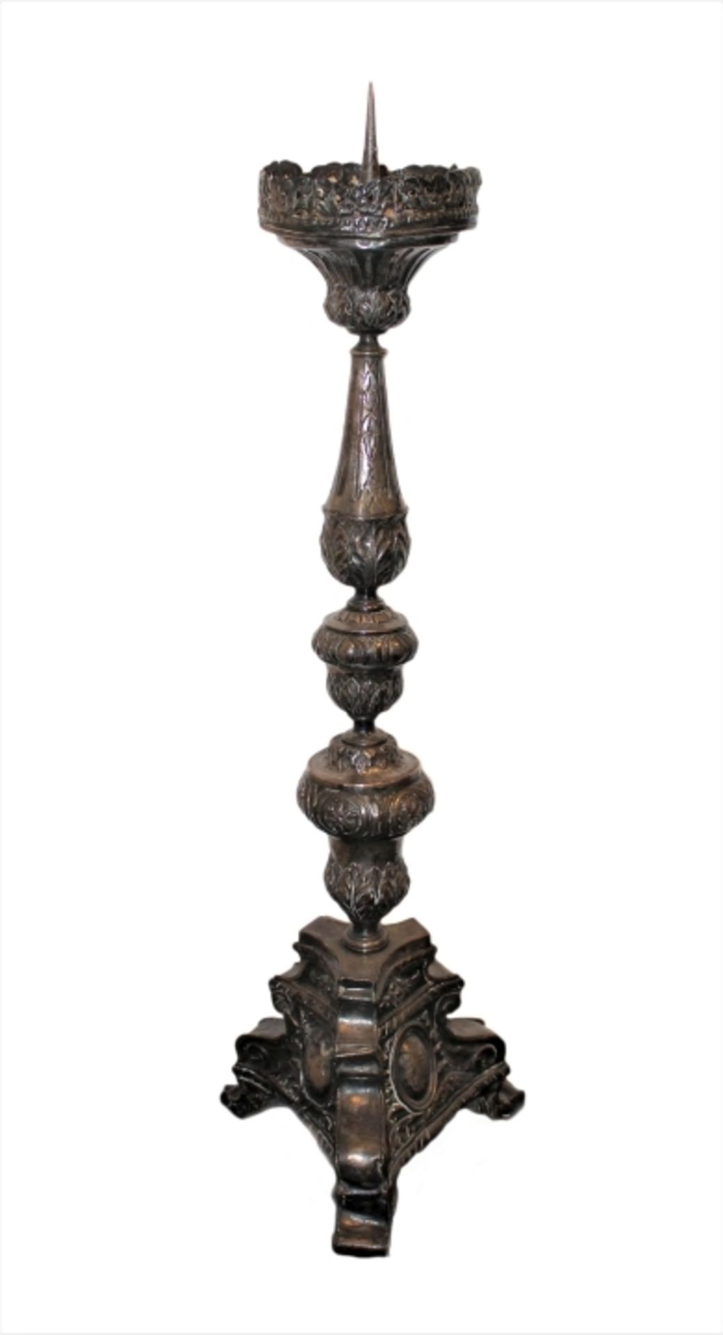 Großer Kerzenleuchter - 18. Jahrhundert Kupfer versilbert, reich verziert mit Blattwerk,