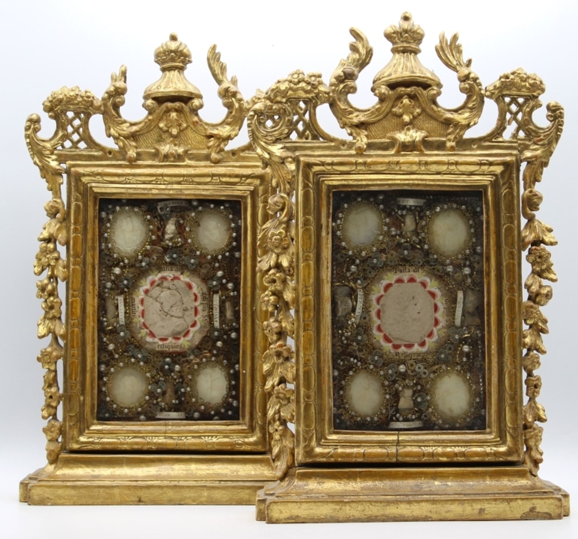 Paar Reliquienständer - 19. Jahrhundert Holz geschnitzt, gefasst und vergoldet, verziert mit