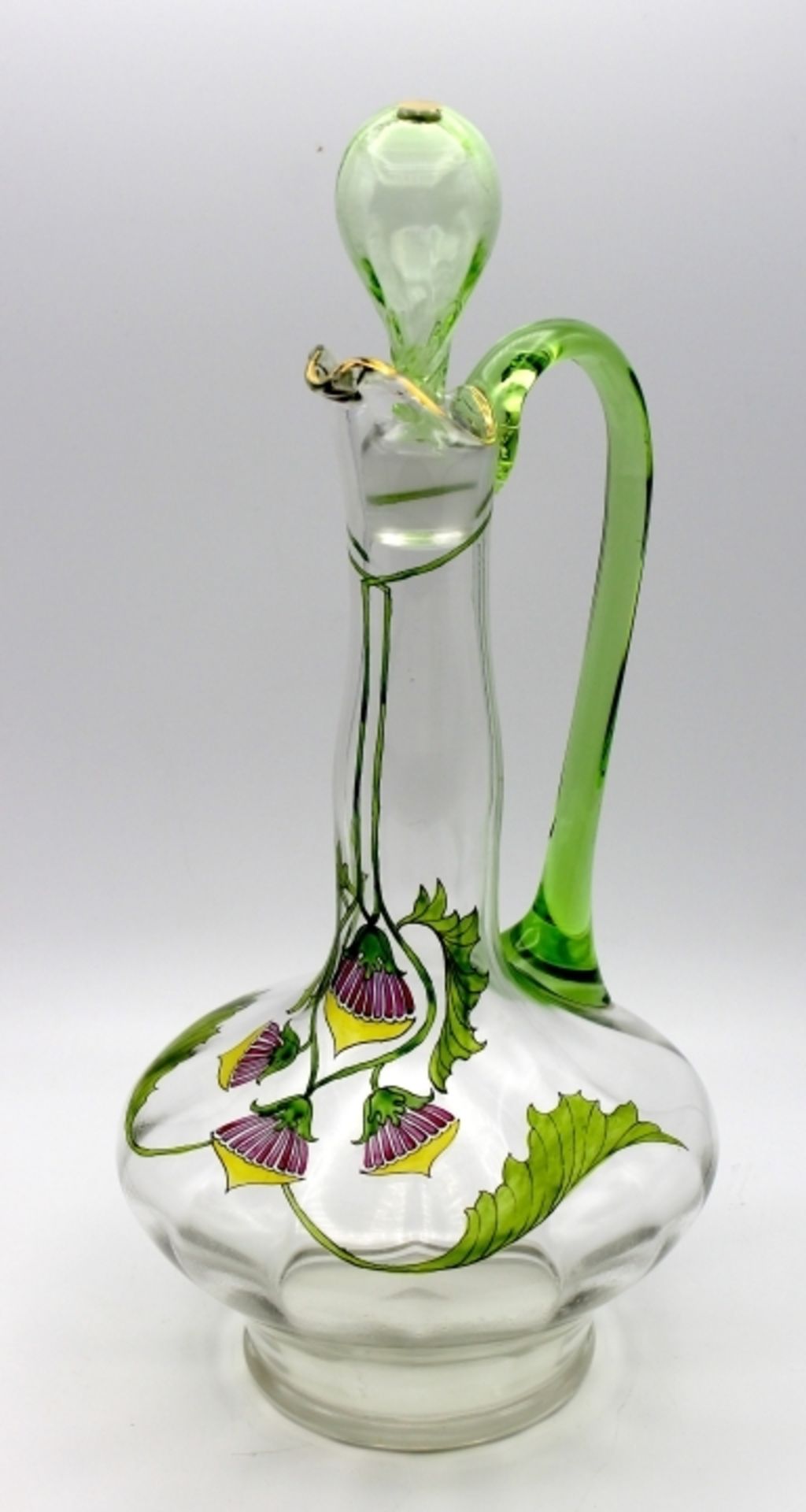 Karaffe - Jugendstil gebauchte Form mit Enghals, weißes Glas mit grüner Handhabe, Stöpsel,