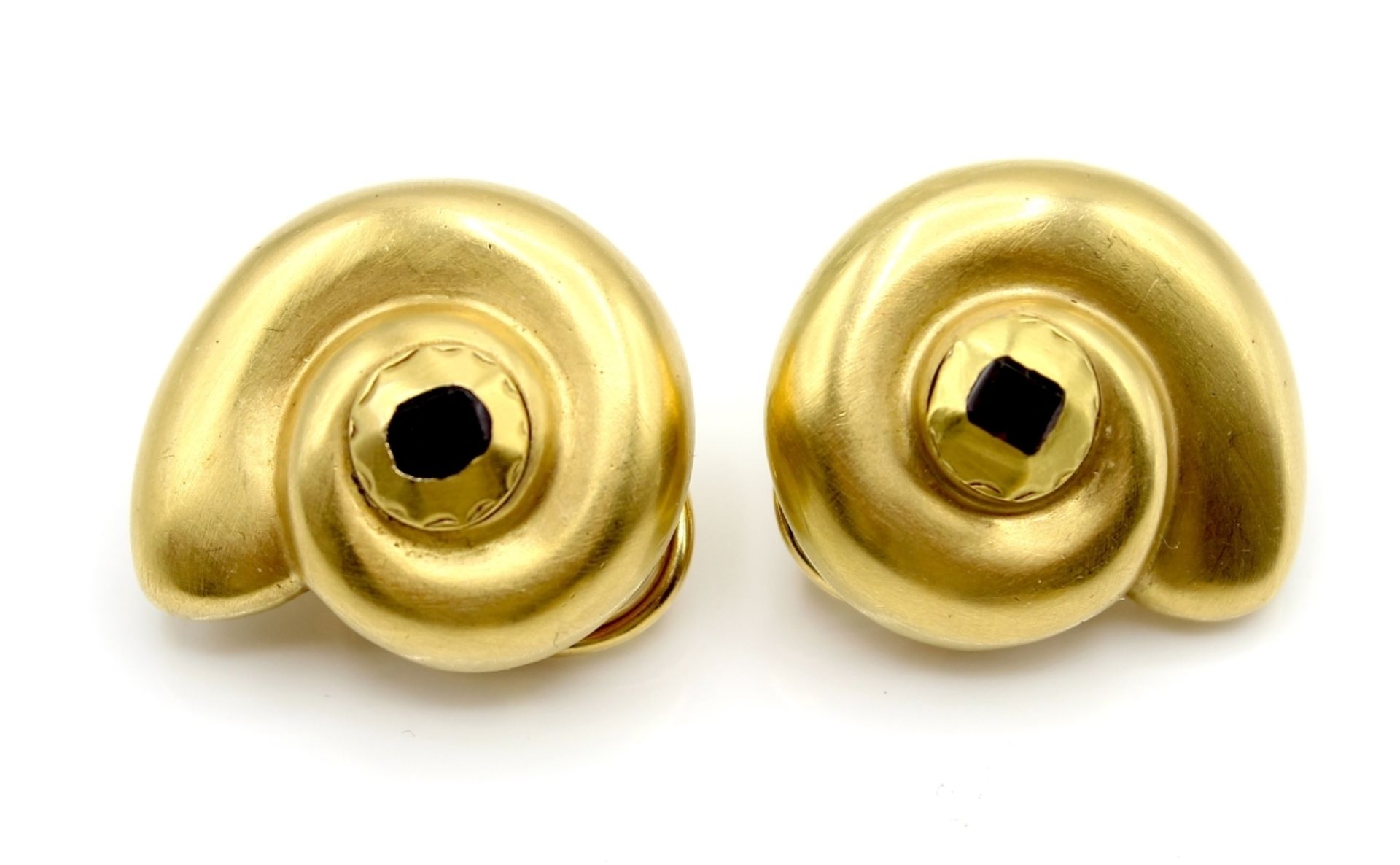 Paar goldene Ohrclips mit Stecker Gelbgold 18 K mattiert, Schneckenhaus-Design mit Saphir (?)