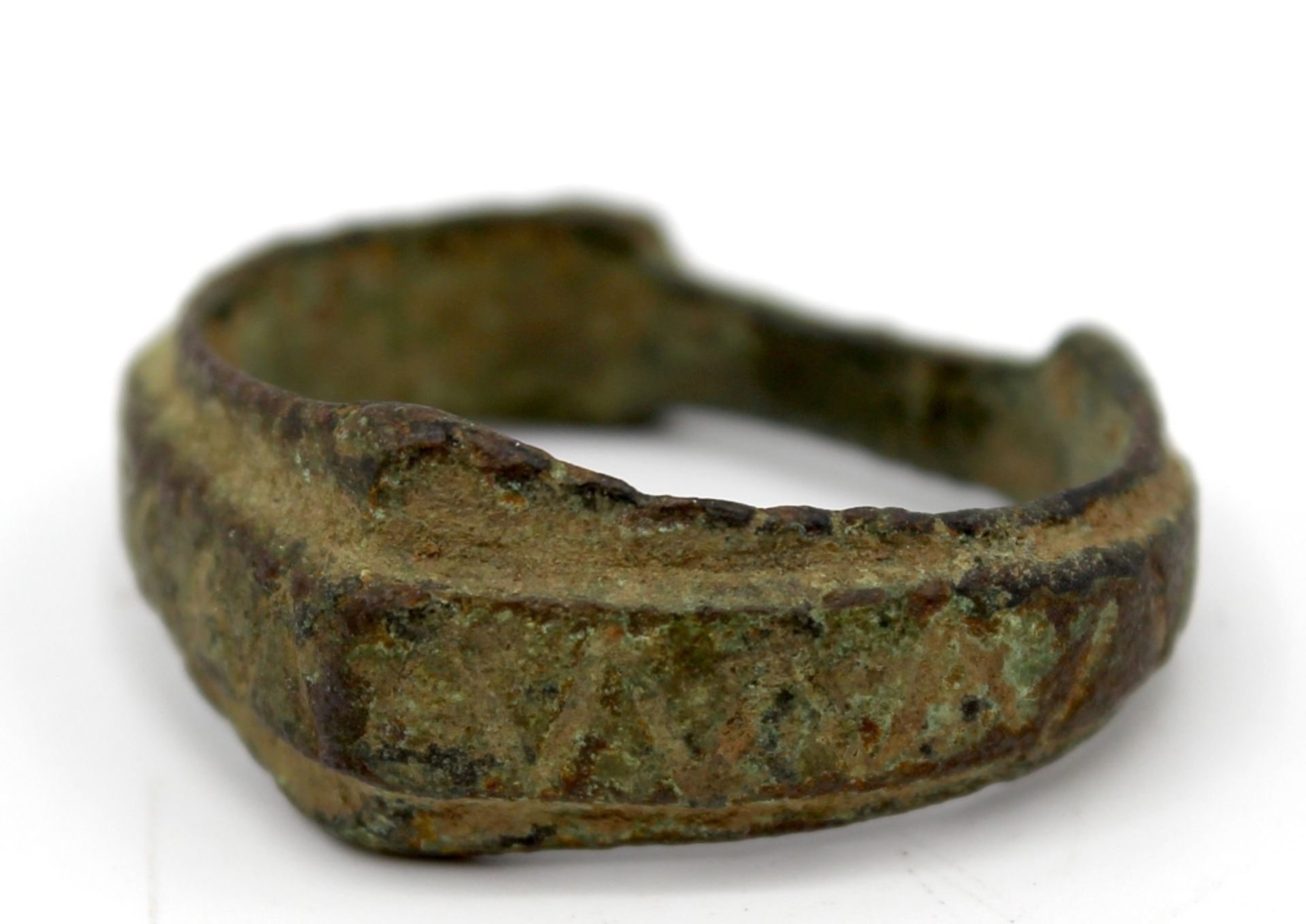 Ring - wohl keltisch Bronze, verziert mit geometrischem Dekor, Altersspuren, Provenienz: aus