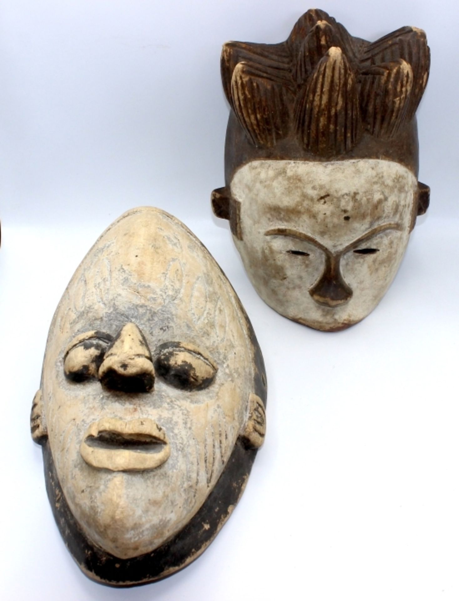 Überseeische Kunst - Lot von 2 Masken Westafrika, Holz, Höhe ca. 26/30 cm