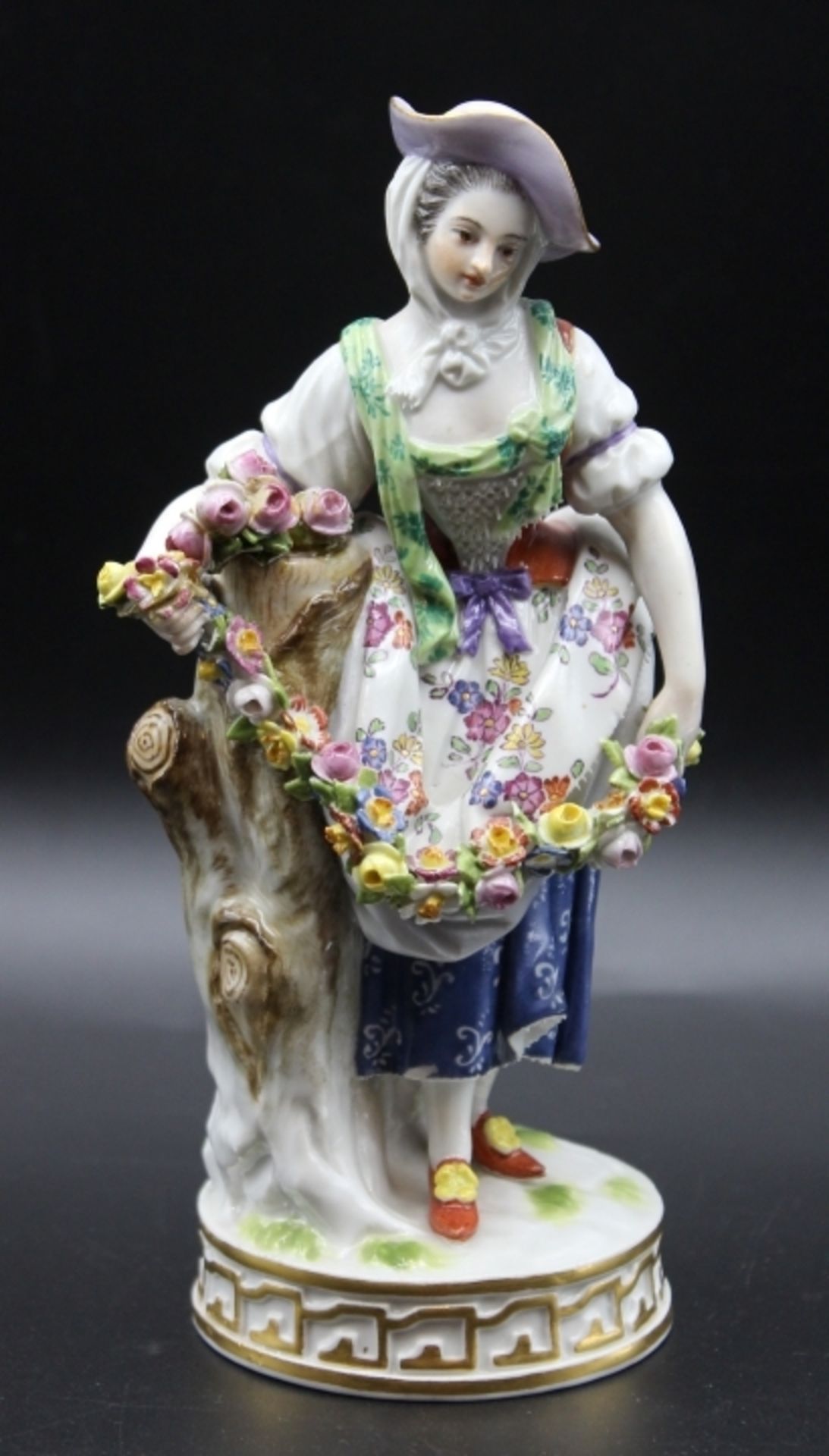 Figur - nach Modell Michel Victor Acier (1736 Paris - 1799 Dresden) "Mädchen mit Blumengirlande",