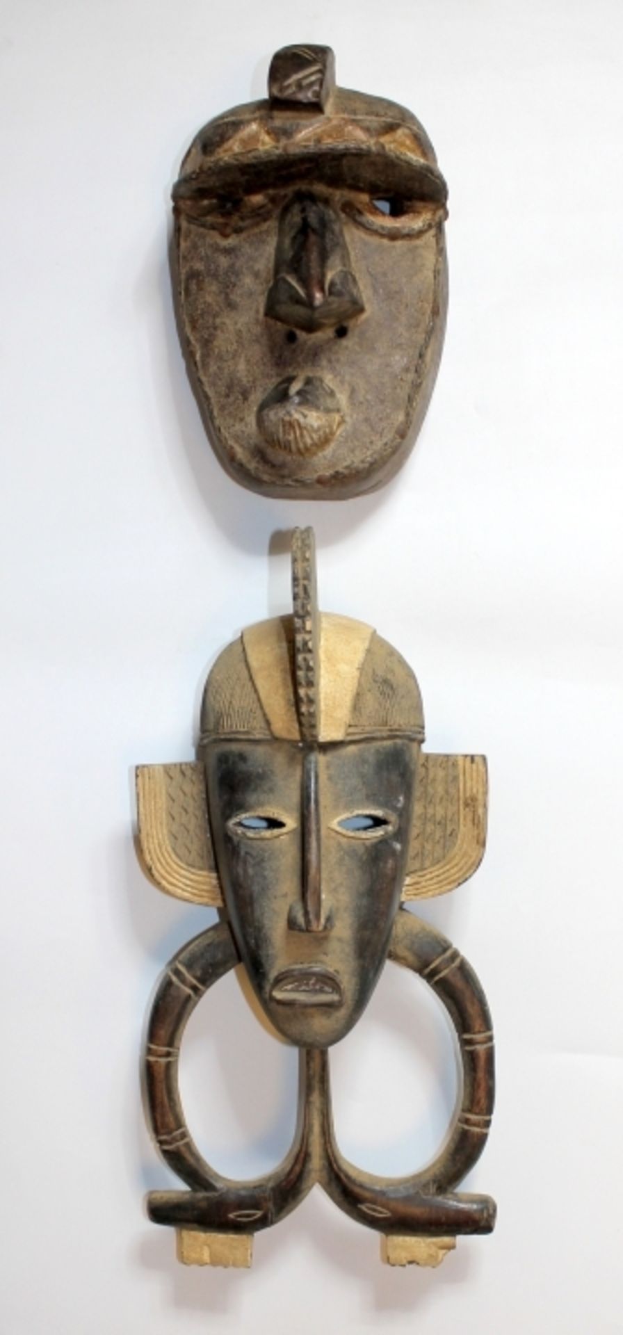 Überseeische Kunst - Lot von 2 Masken Westafrika, Holz, Höhe ca. 50/28 cm