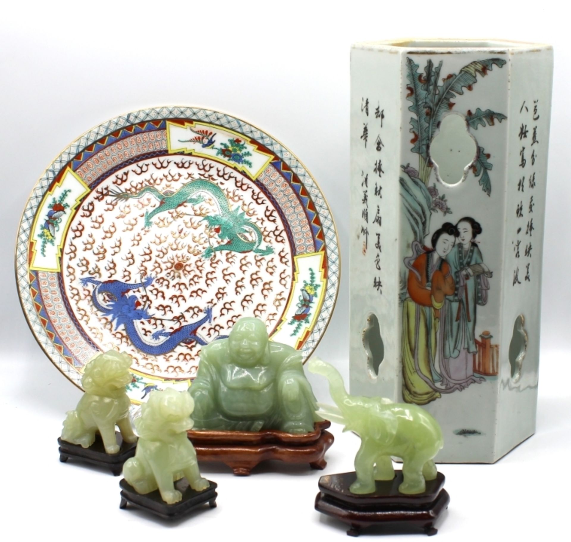 Lot - China bestehend aus: 4 Jadefiguren (Fo-Hund 2 x, Buddha, Elefant) Höhe 7 bis 8,5 cm,