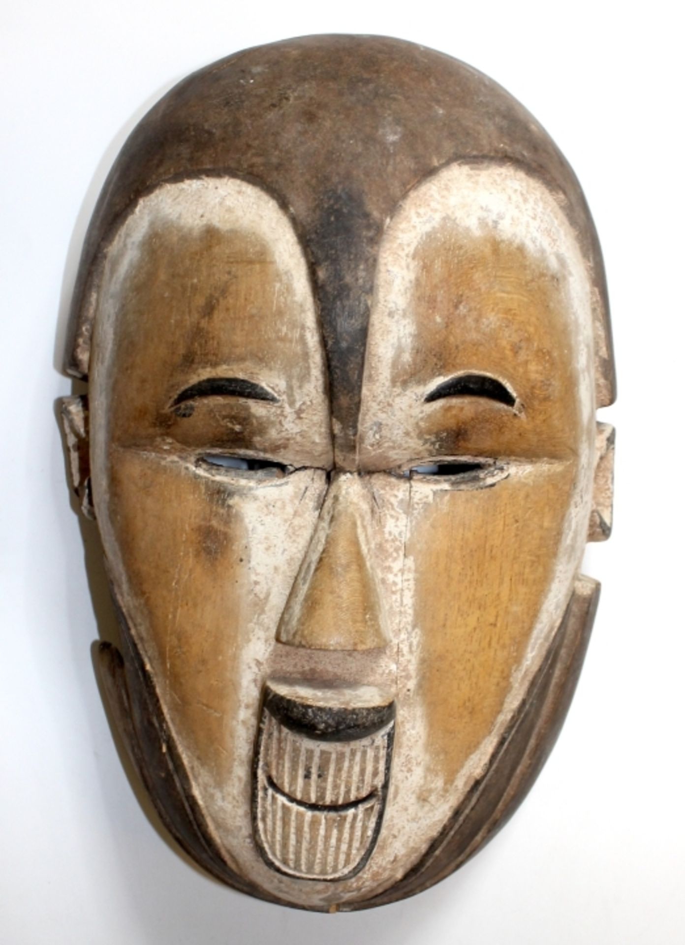 Maske - Überseeische Kunst Gabun Afrika, Holz geschnitzt, braun/weiß/beige Fassung, besch., Höhe