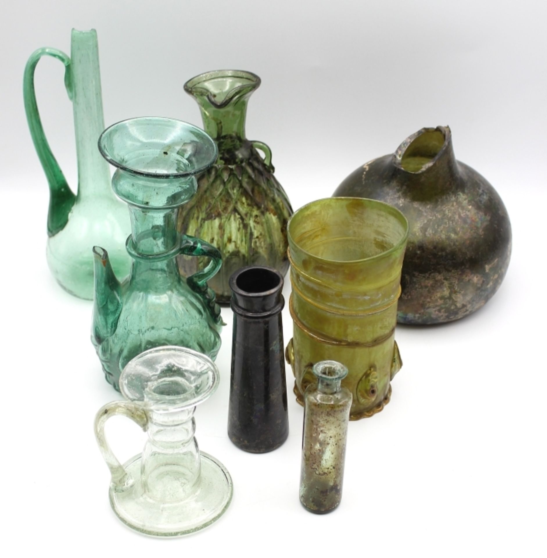 Antikisierendes Lot Glas teilweise besch., Höhe von 9,5 bis 21 cm, 8 Stück