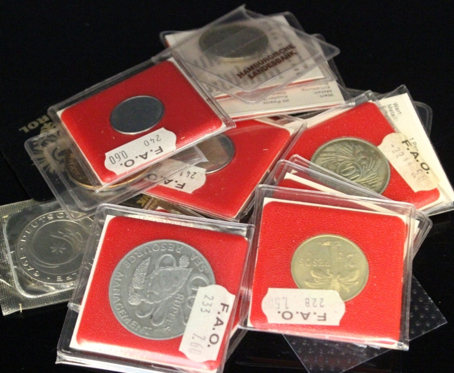 Lot von 20 Münzen und Medaillen alle Welt in Silber, Nickel und Kupfer, Escudos, Pesos, Centavos,